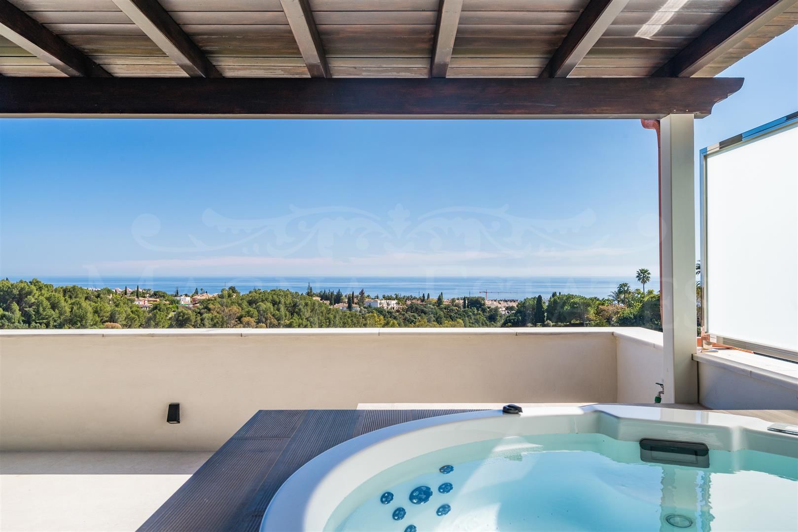 Penthouse with beautiful sea views in Sierra Blanca, Marbella