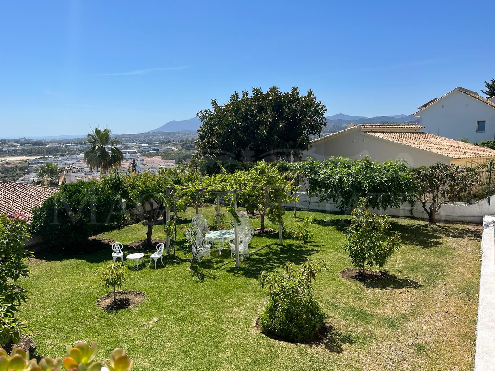 Detached villa in Nueva Andalucia with sea views