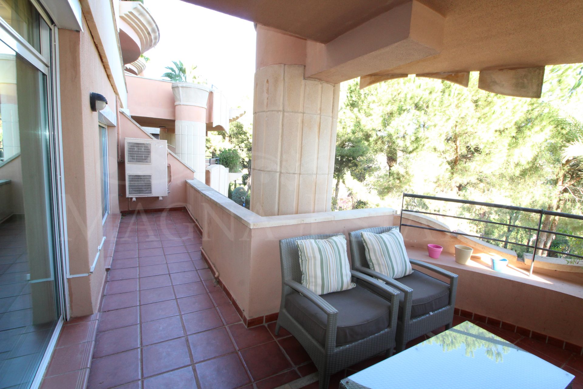 2 bedroom apartment in Magna Marbella, with 2 golf shares included