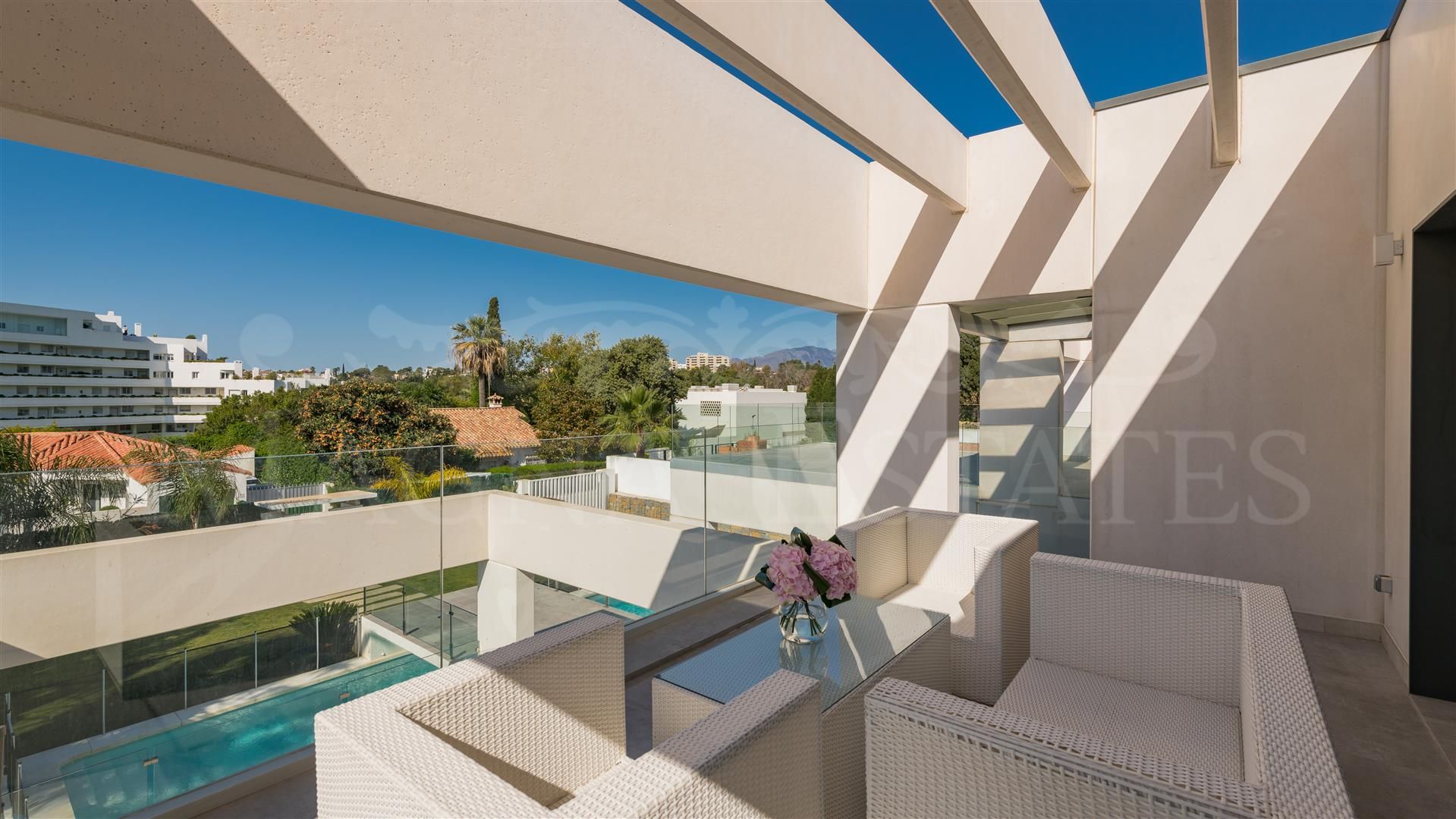 Villa de diseño contemporáneo en primera línea de golf en Guadalmina Alta
