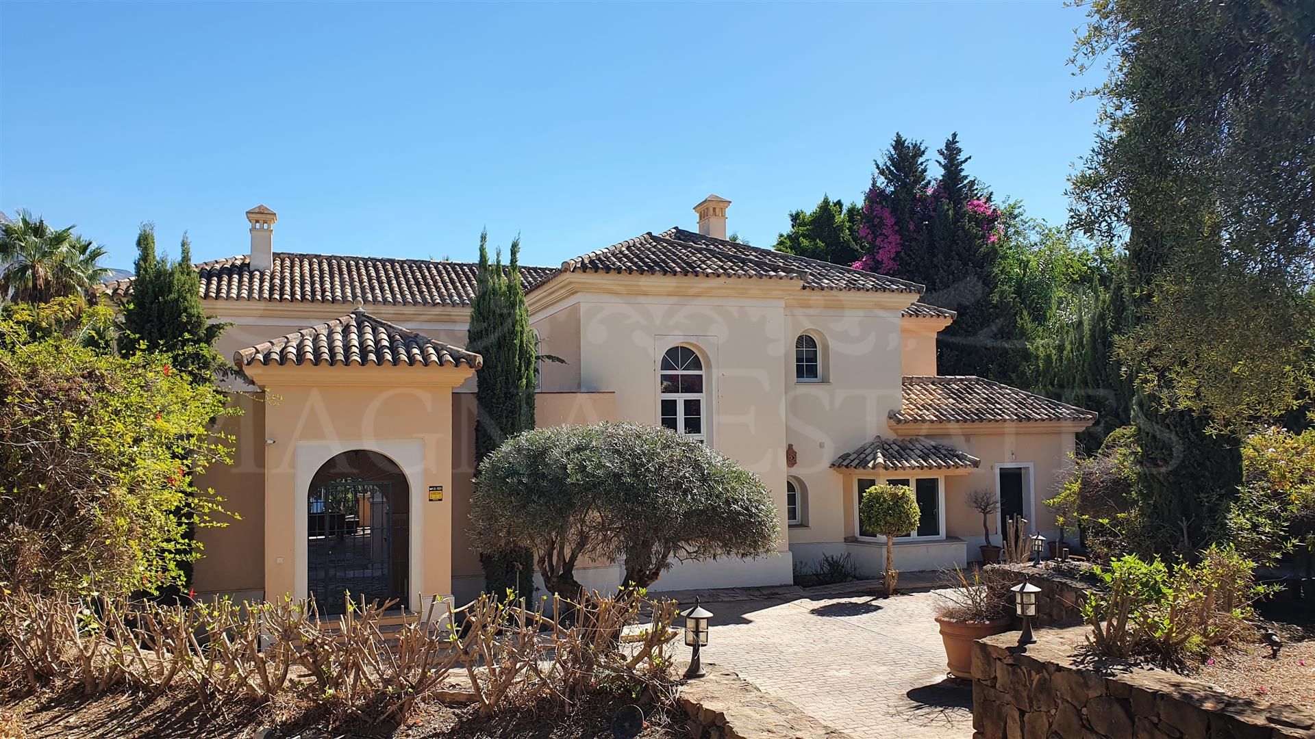 Investor opportunity: Great villa to renovate in Nueva Andalucía, on the first line of golf