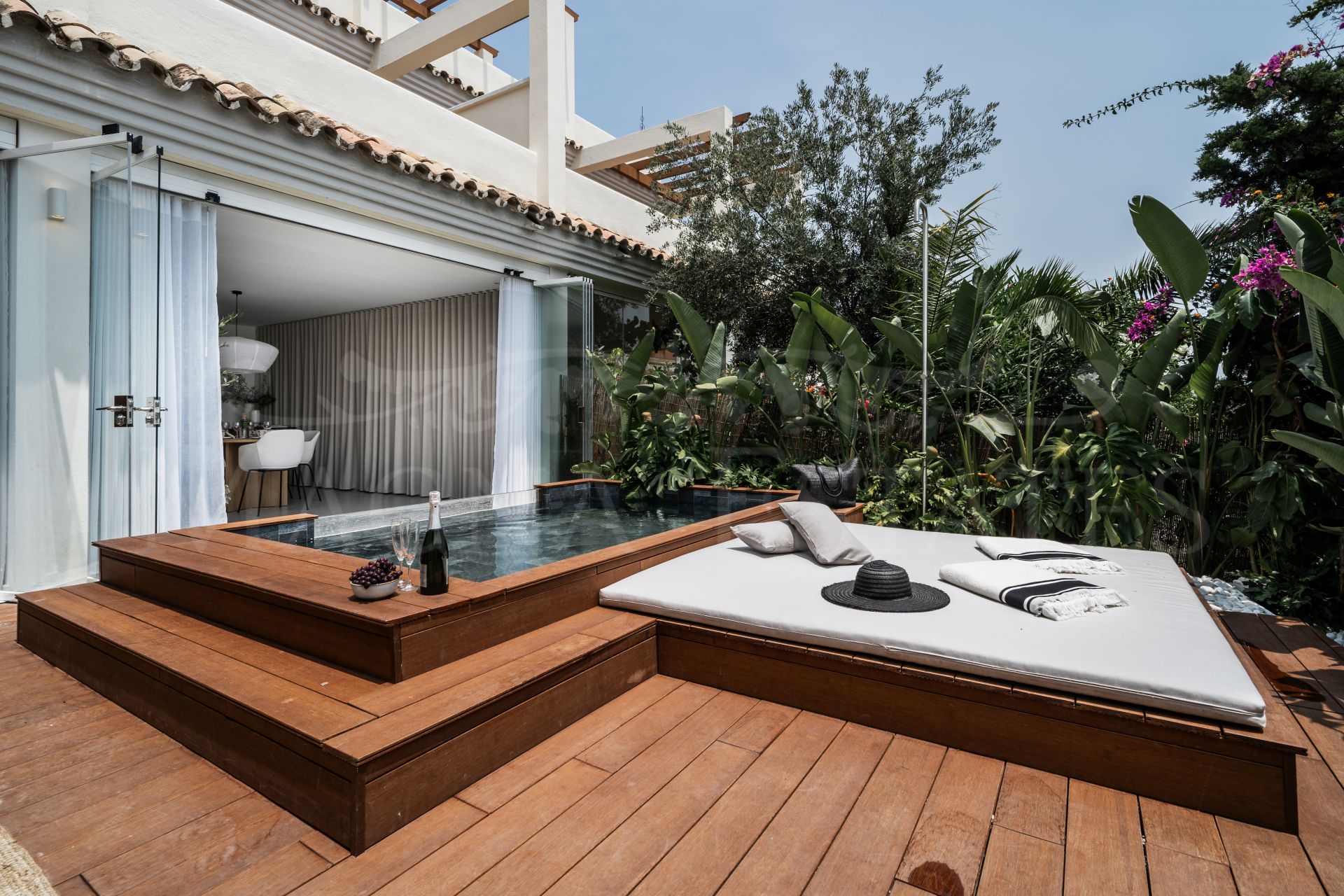 Completely renovated 3 bedroom apartment in Nueva Andalucia, Marbella