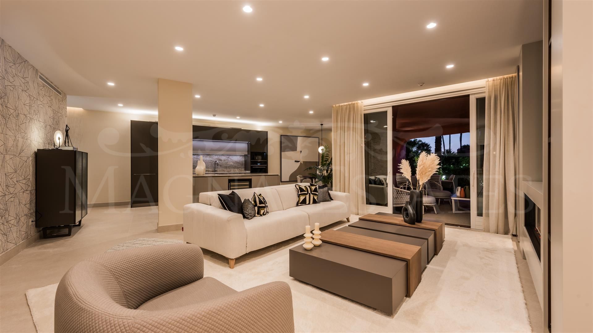Luxurious apartment in Torre Bermeja, first line beach, Estepona