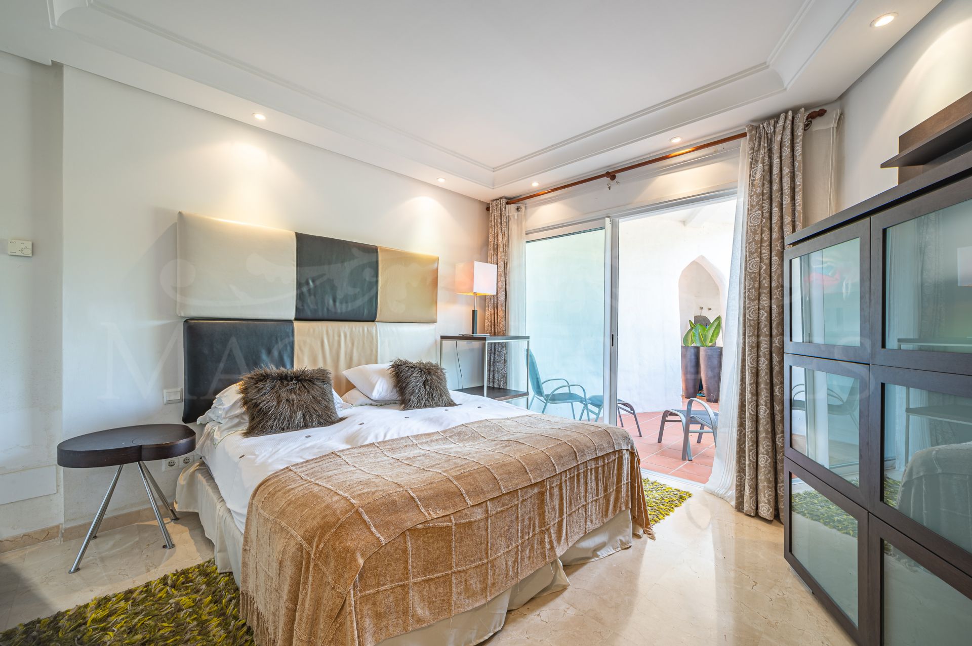 4-bedroom apartment on the beachfront, in Puerto Banús, Marbella.