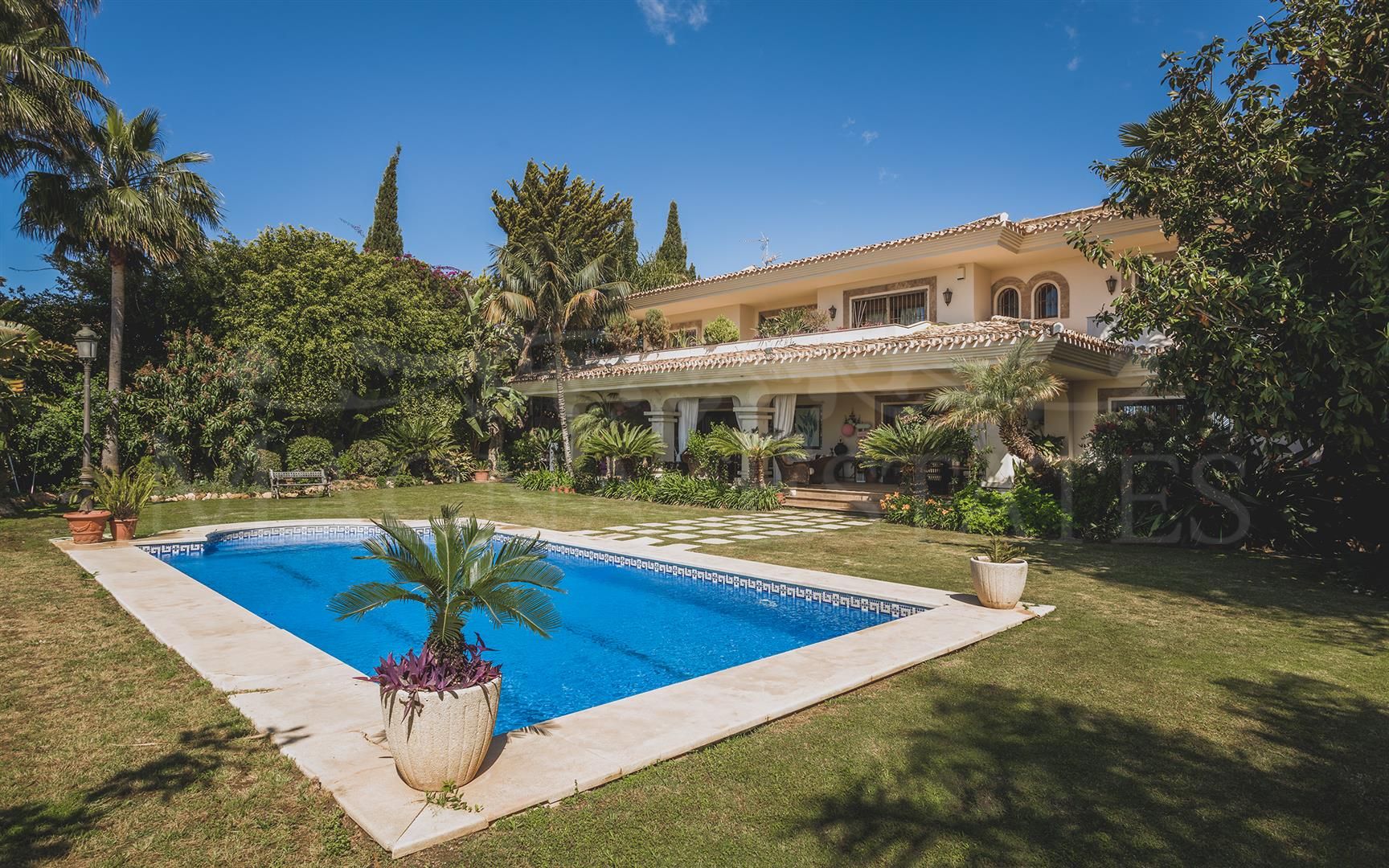 Gran villa familiar en el centro de Marbella, con vistas al mar