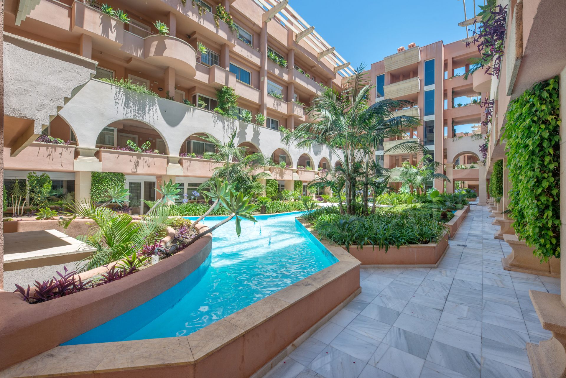 Splendid stylish apartment with 4 bedrooms in Magna Marbella, Nueva Andalucía.