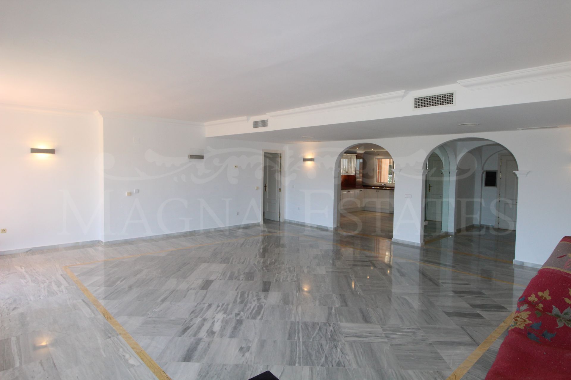 Large 4-bedroom apartment with sea and mountain views in Magna Marbella