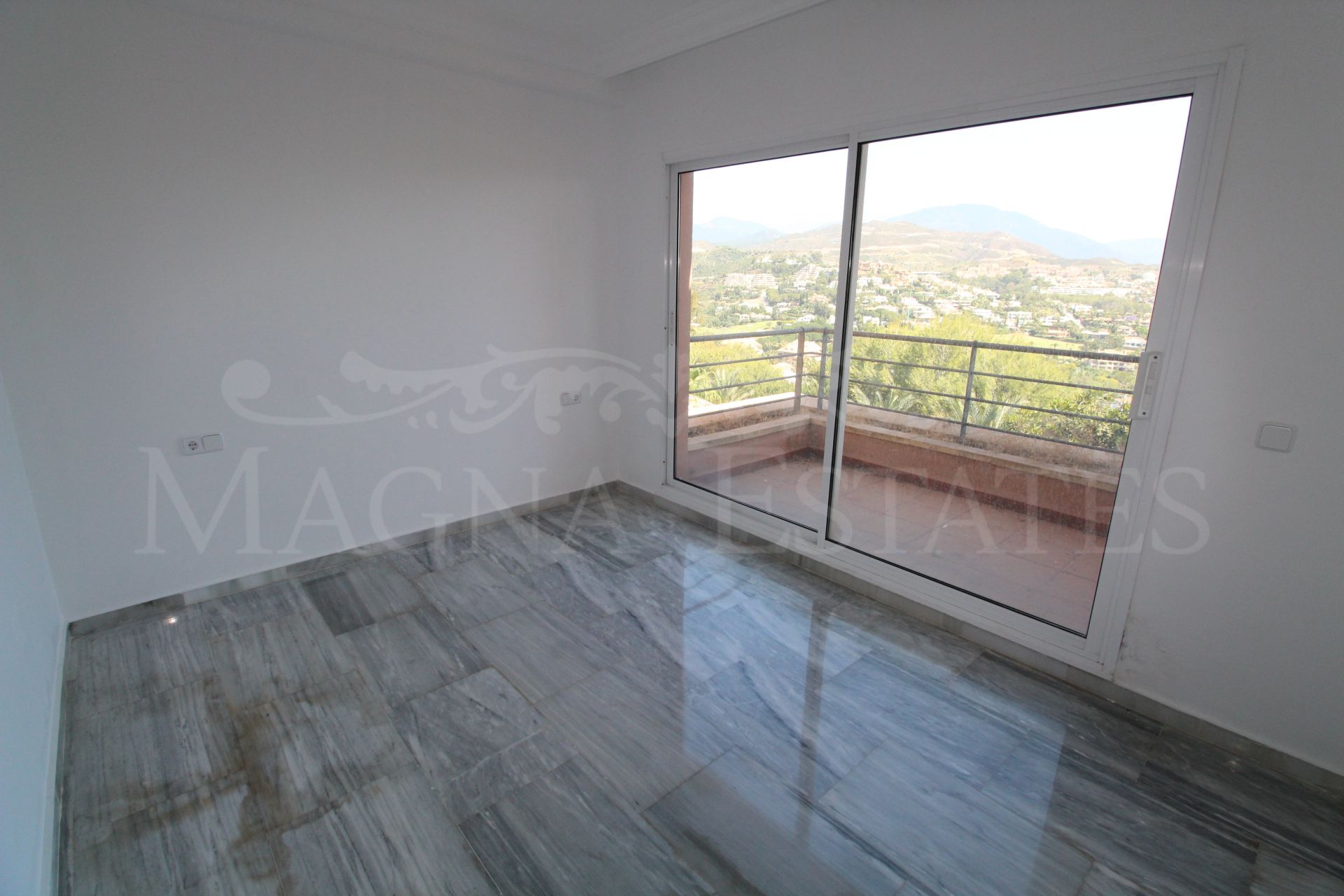 Large 4-bedroom apartment with sea and mountain views in Magna Marbella