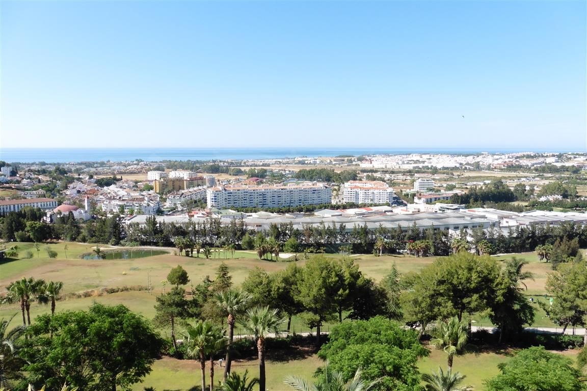 Large 3 + 1 bedroom apartment with sea views in Magna Marbella
