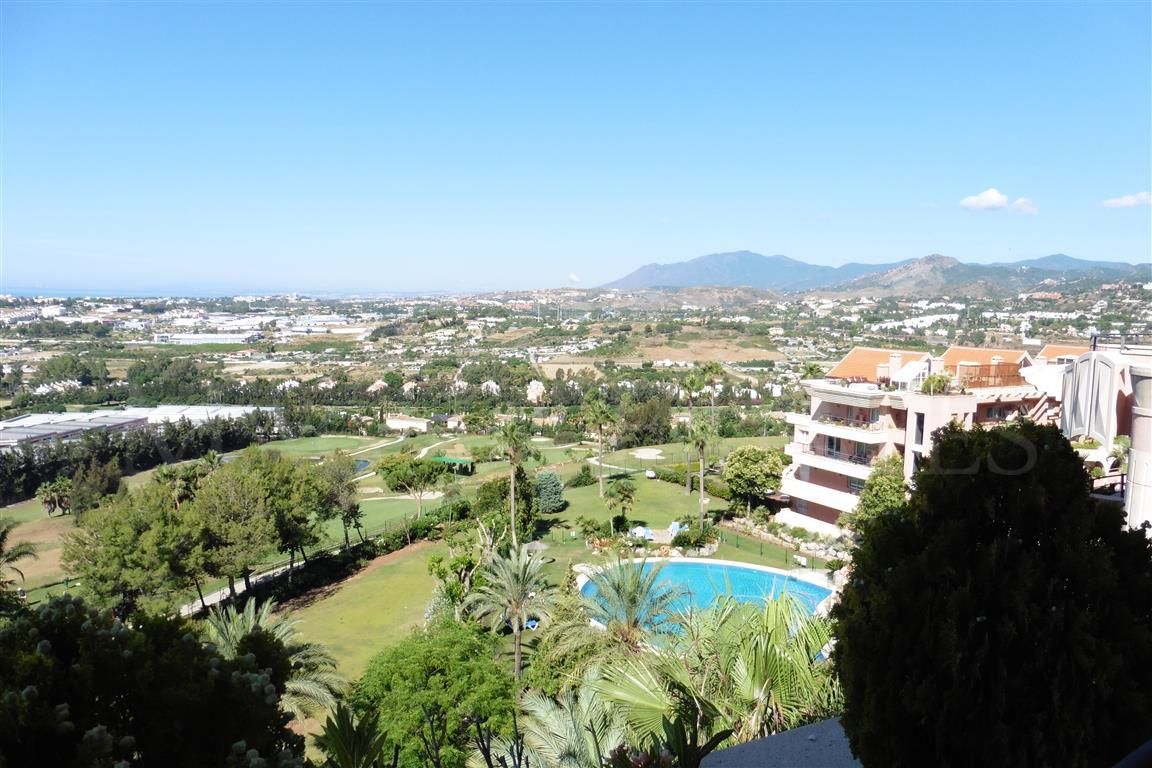 Large 3 + 1 bedroom apartment with sea views in Magna Marbella