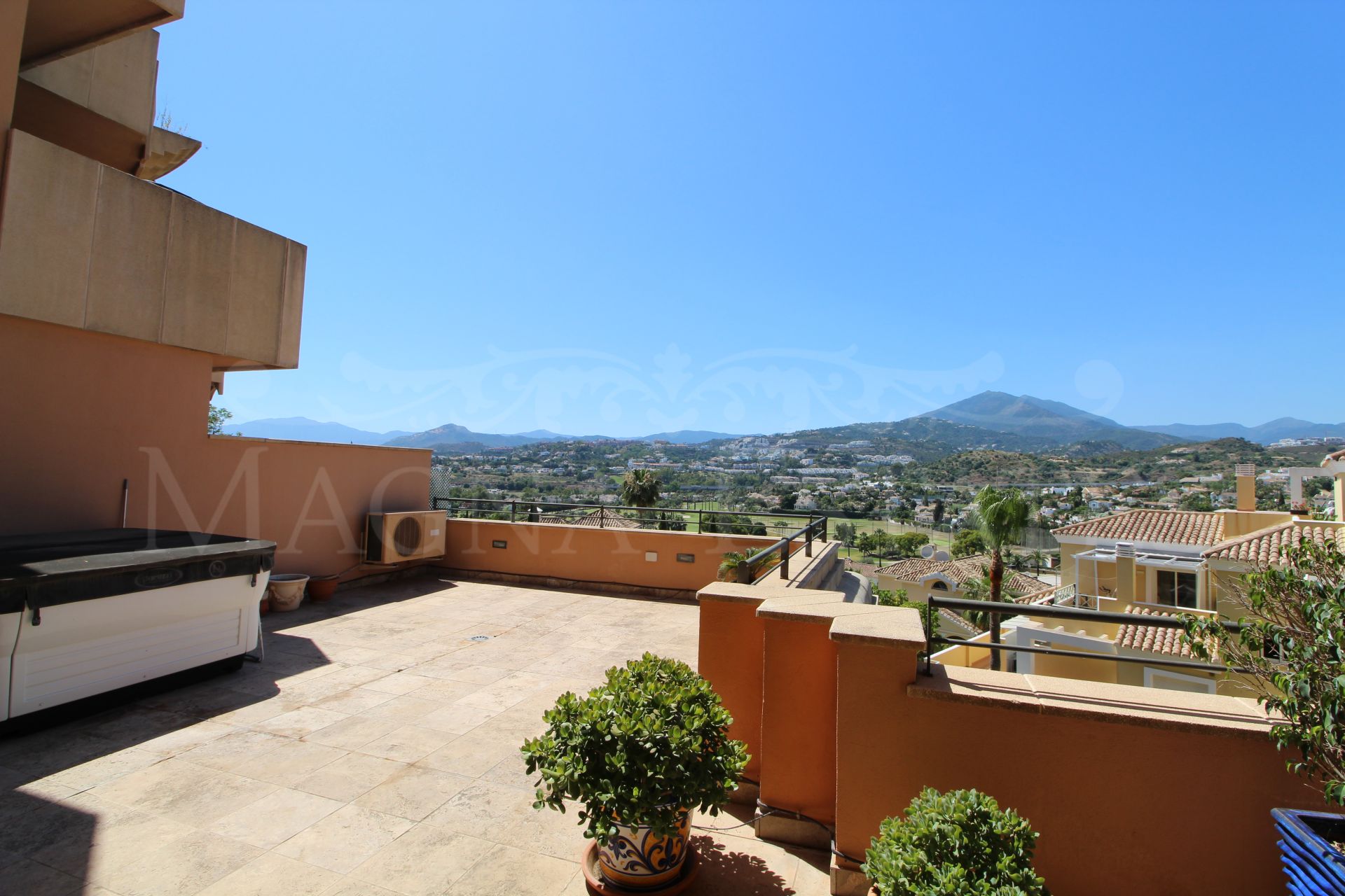Large and spacious apartment with golf views in Magna Marbella