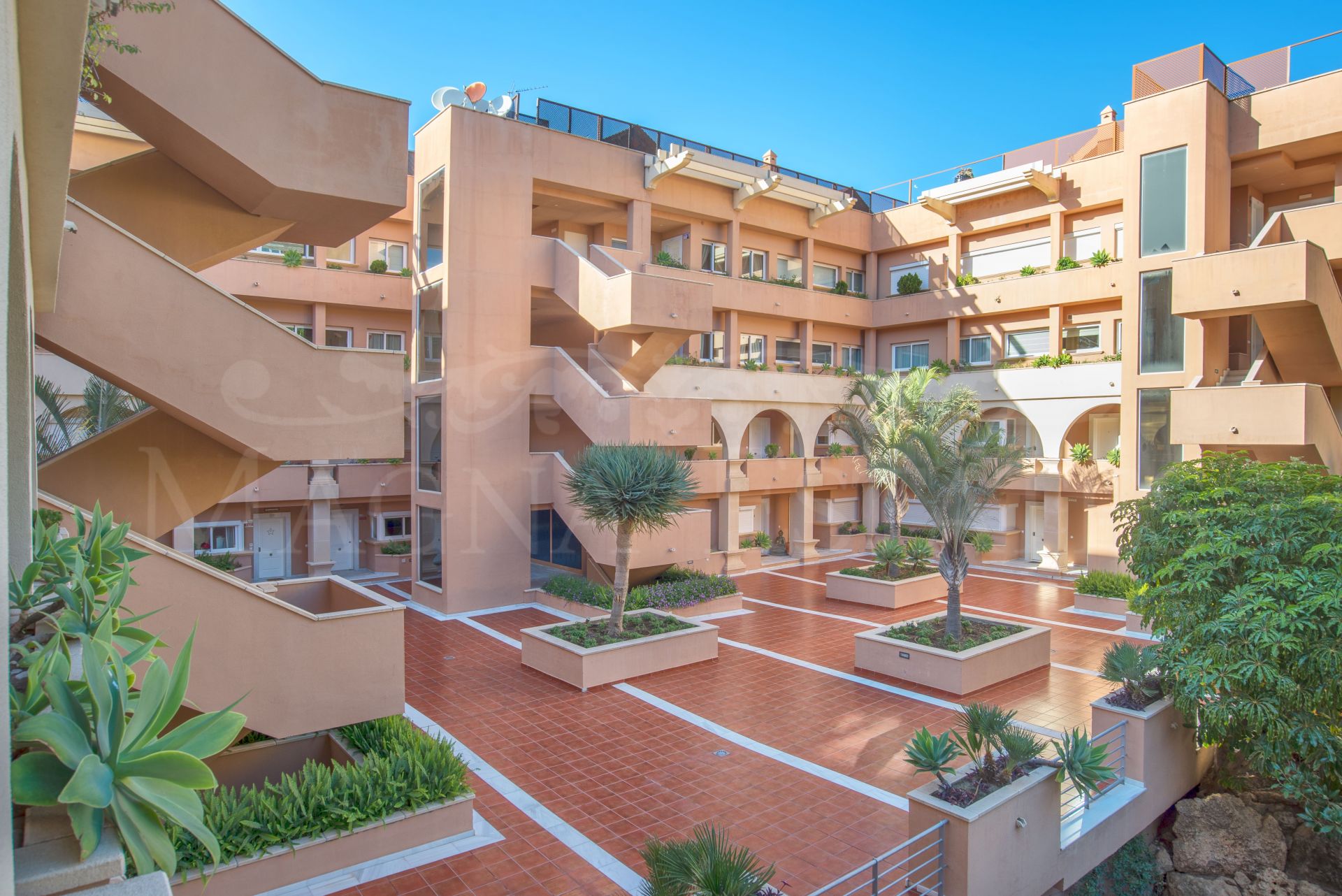 Large and spacious apartment with golf views in Magna Marbella