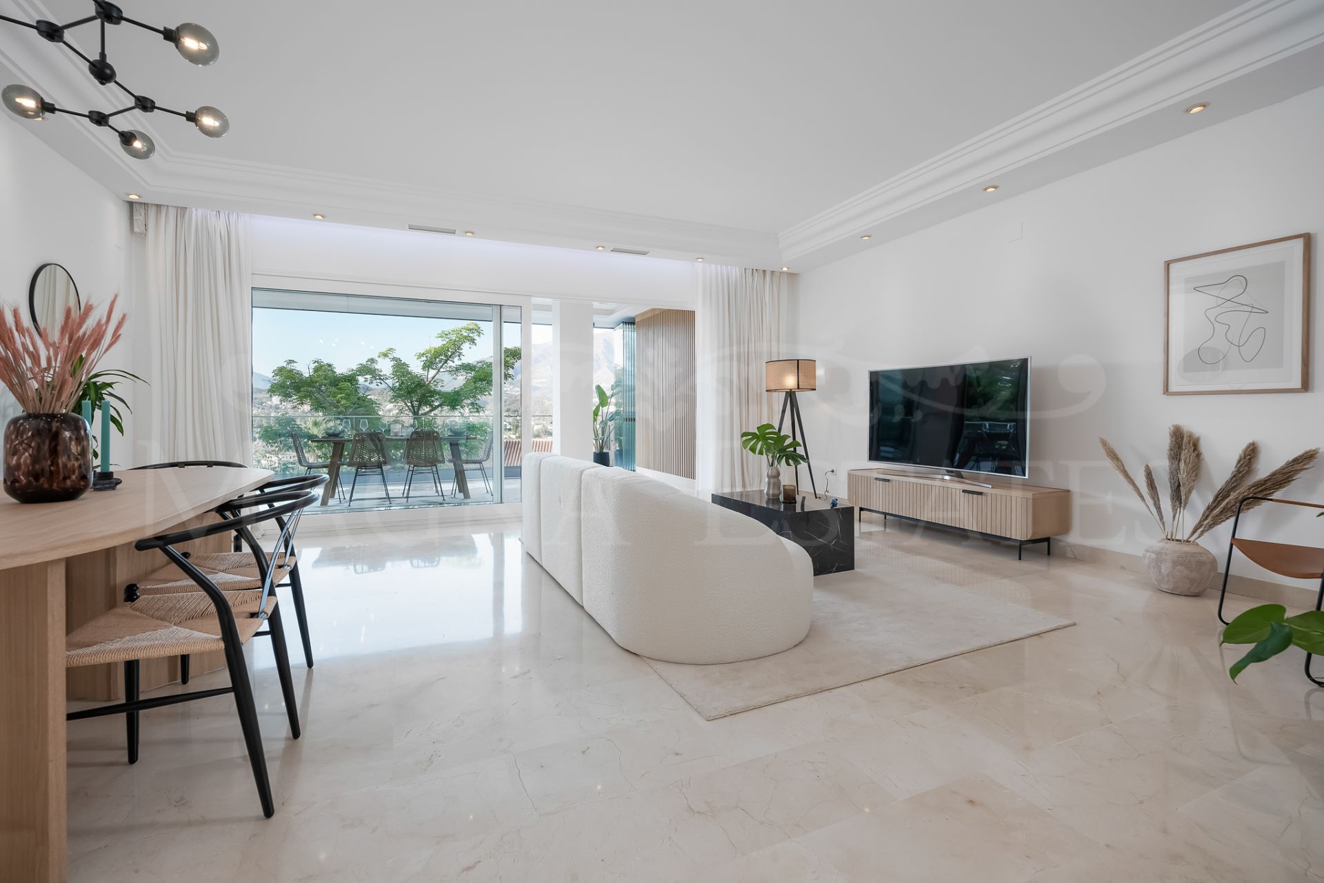 Beautiful recently renovated apartment in La Corniche, Nueva Andalucía.