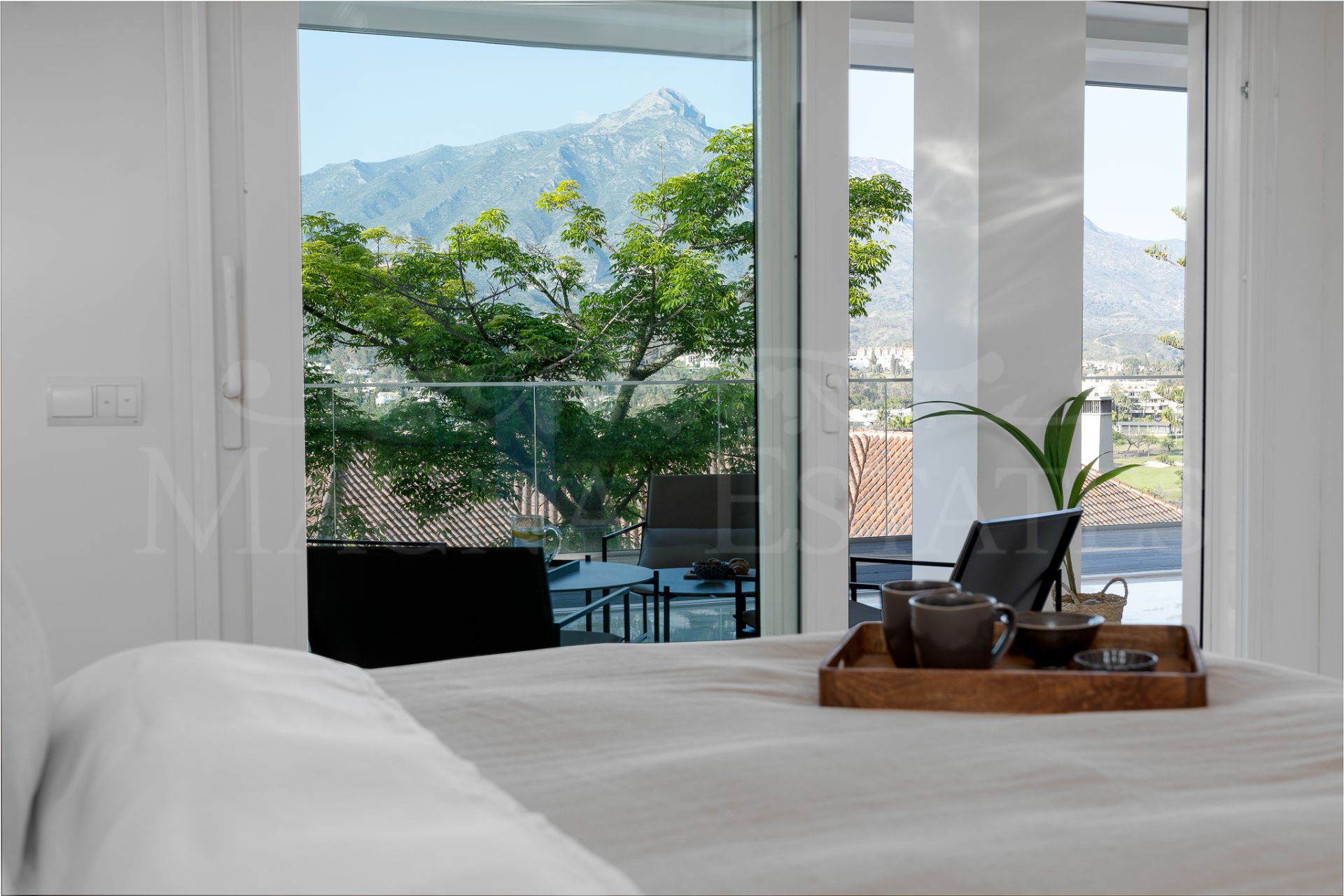 Beautiful recently renovated apartment in La Corniche, Nueva Andalucía.