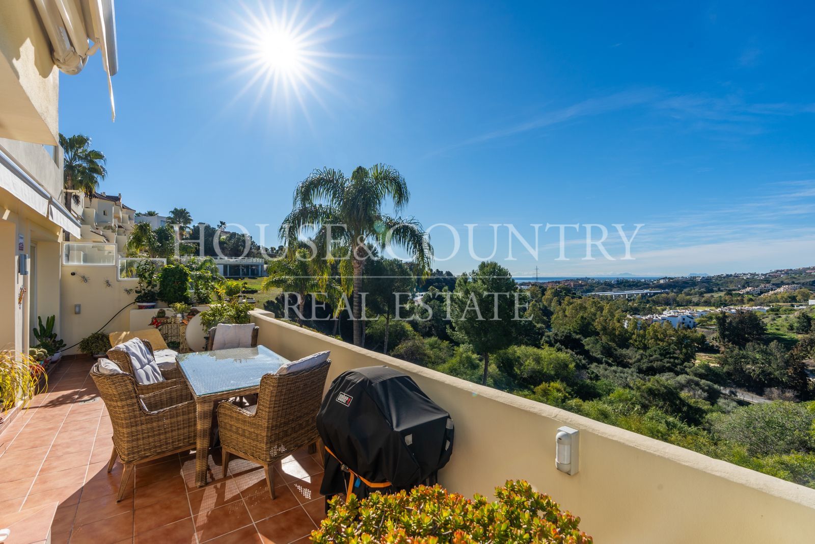 Apartment in Puerto del Almendro, Benahavis