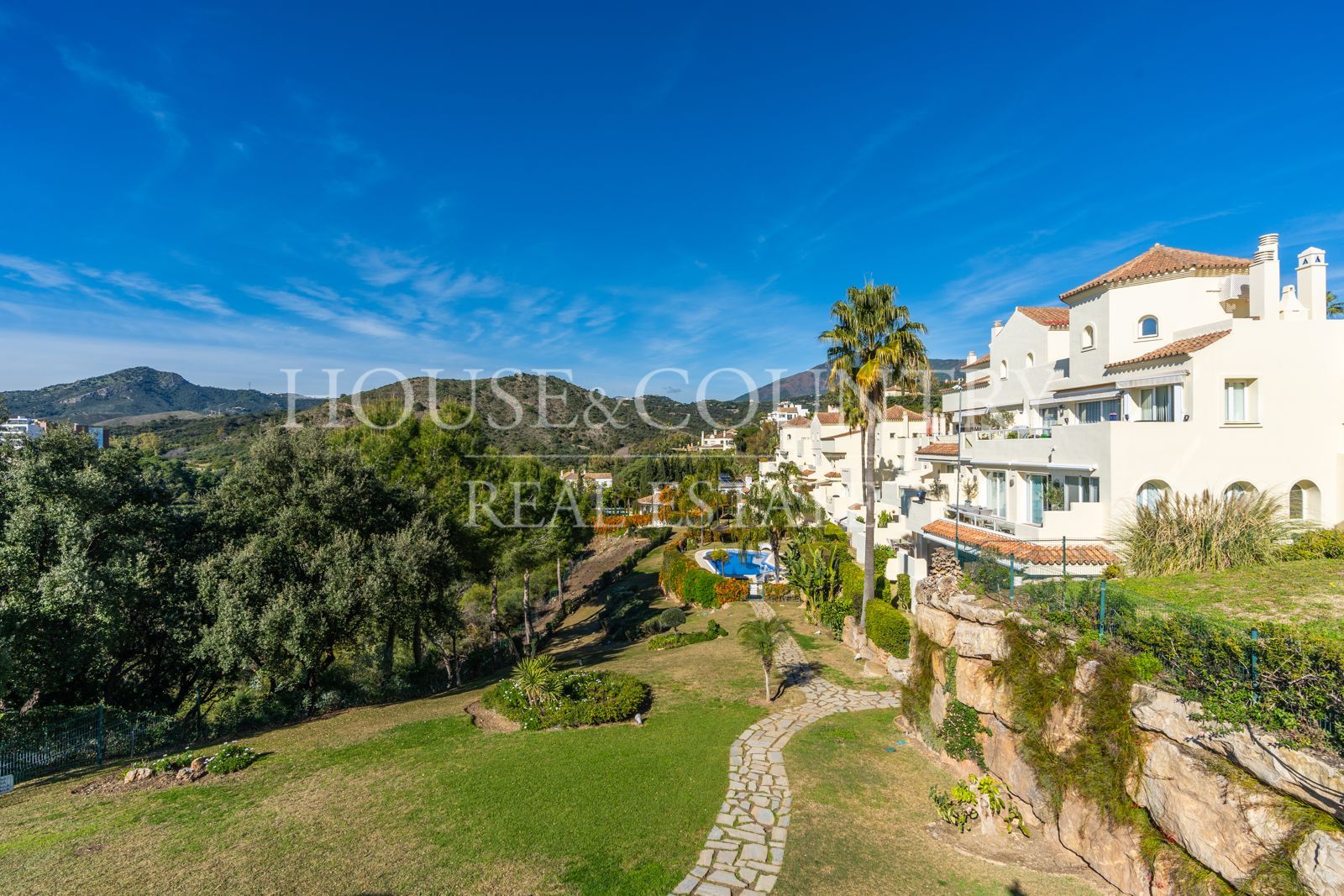 Apartment in Puerto del Almendro, Benahavis