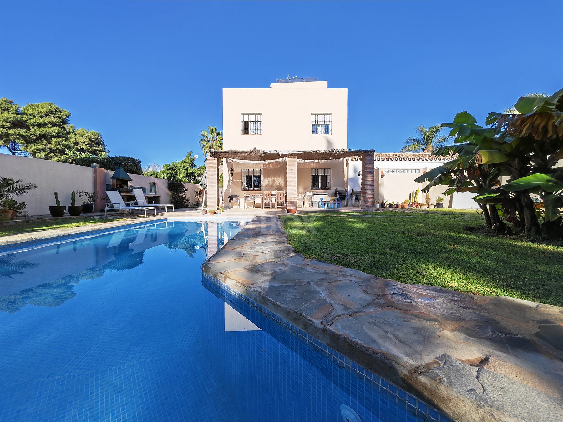 Spacious villa for sale with private pool in San Pedro de Alcántara