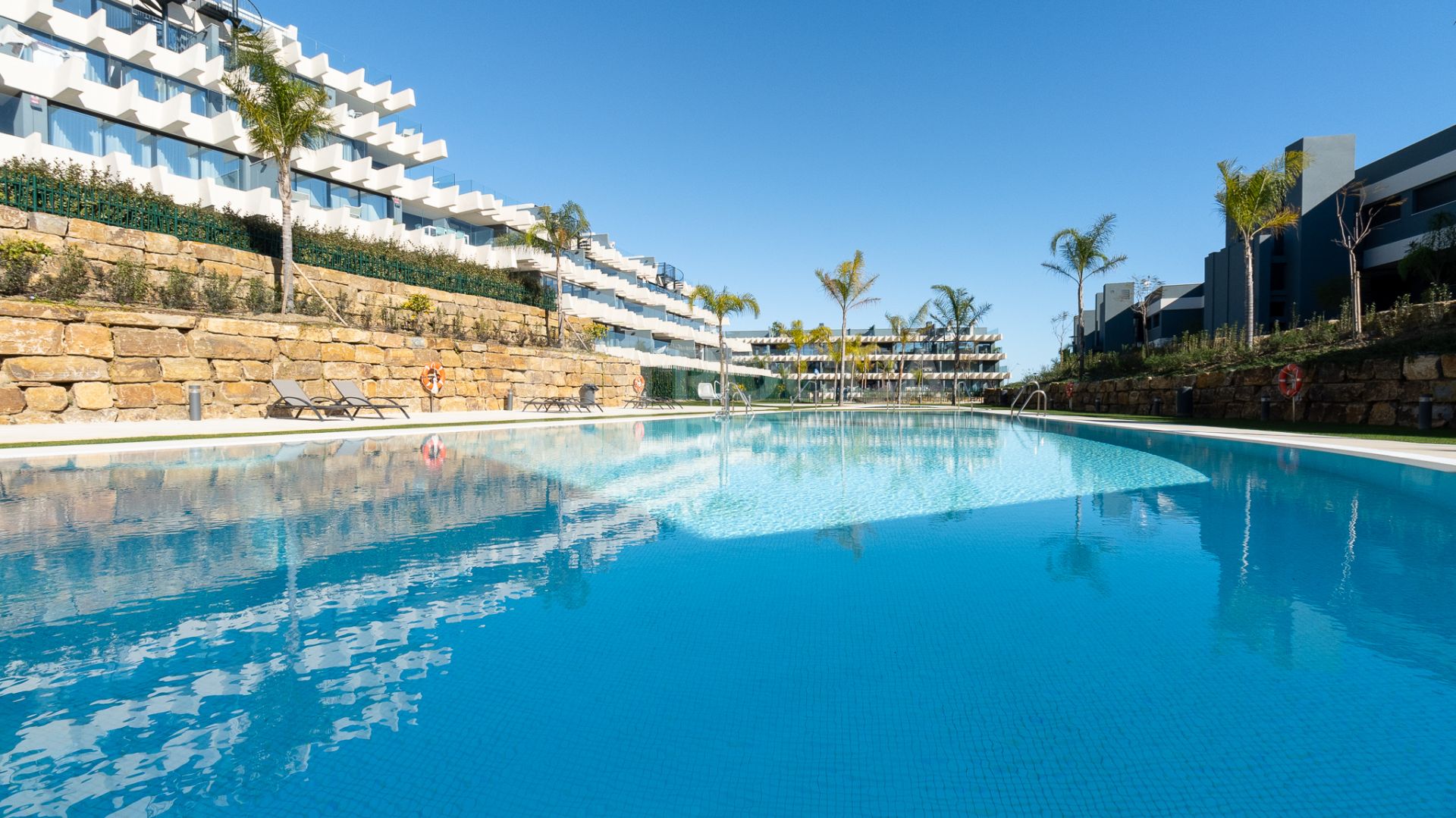 Ground floor apartment for sale in Estepona with onsite facilities