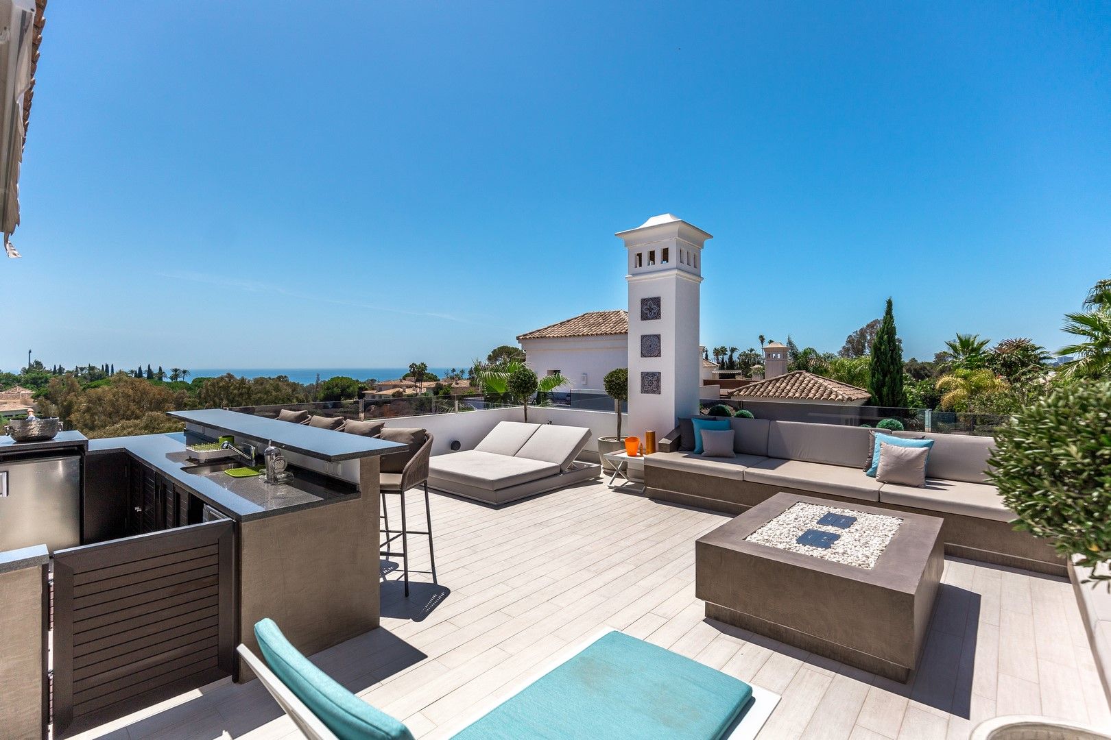 Modern villa with sea views for sale in Marbella Golden Mile