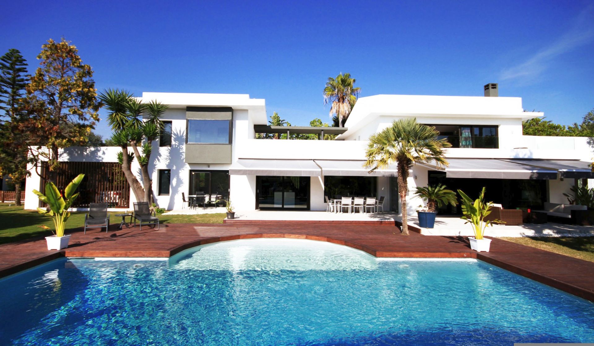 Modern beachside villa for sale in Casasola