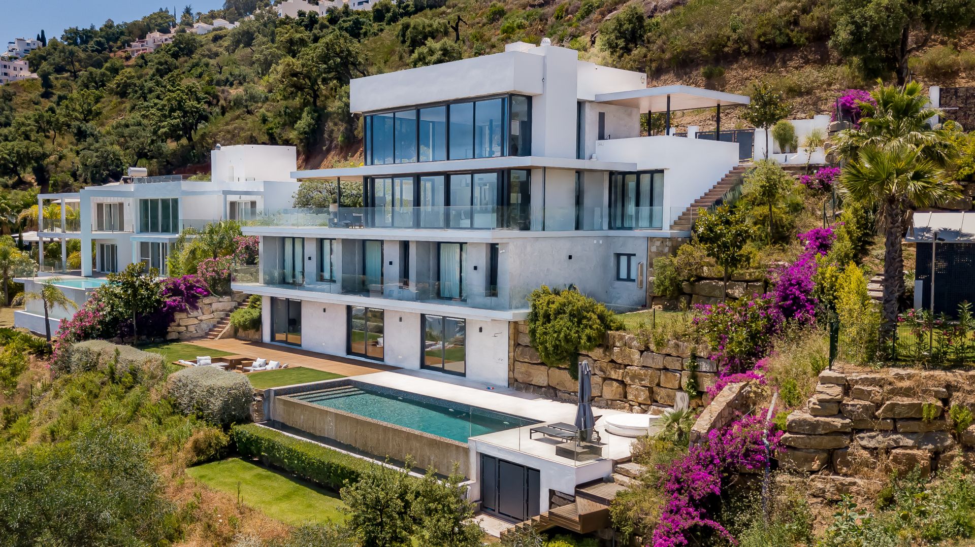 Contemporary built villa located in a prime position, enjoying panoramic sea and mountain view just a few minutes drive for Marbellas best beaches.