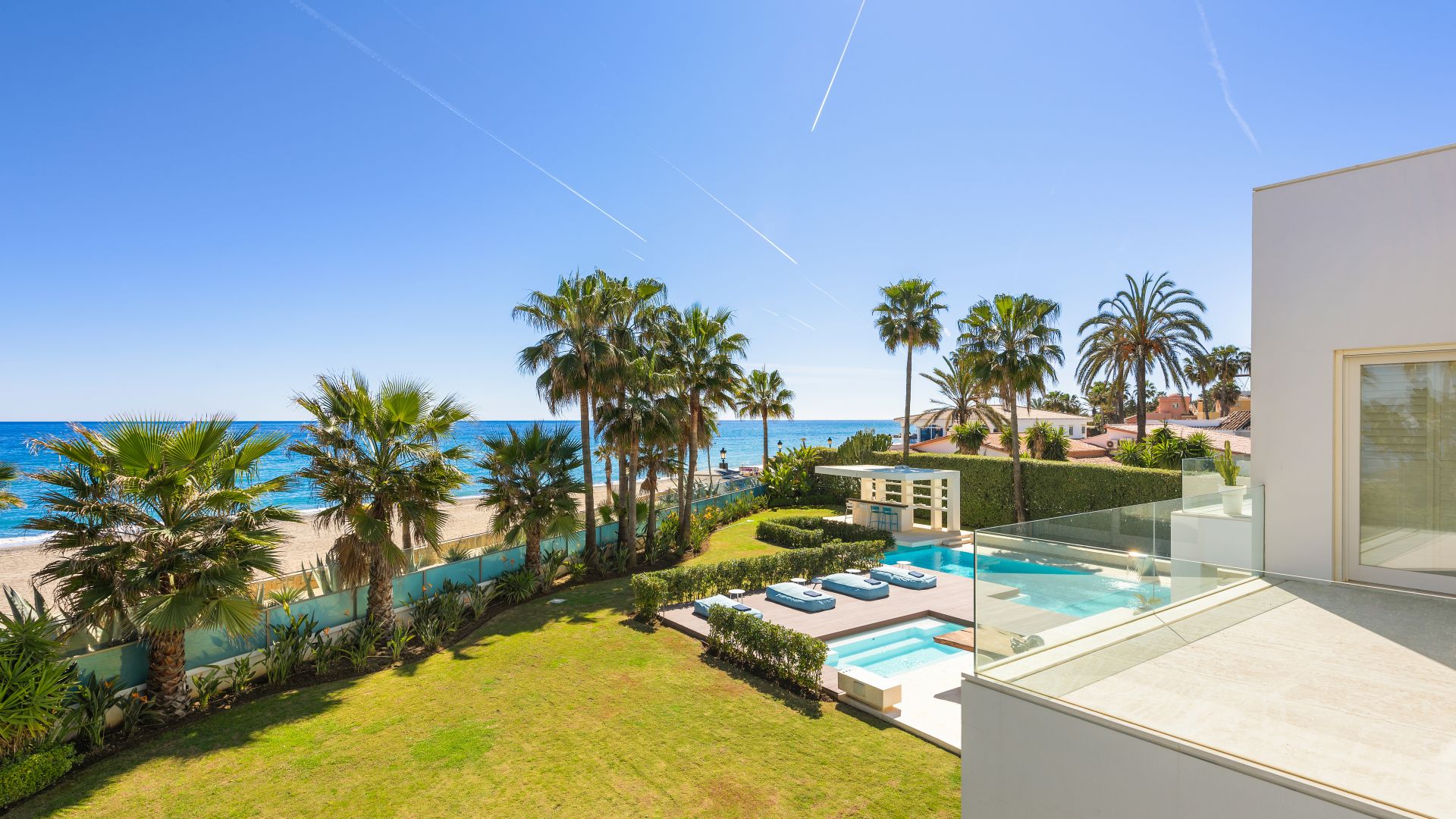 Amazing villa frontline beach in the best area of Marbella