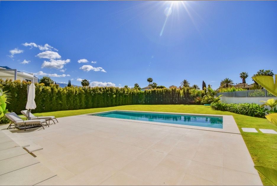 Modern villa for sale in Lomas de Marbella Club