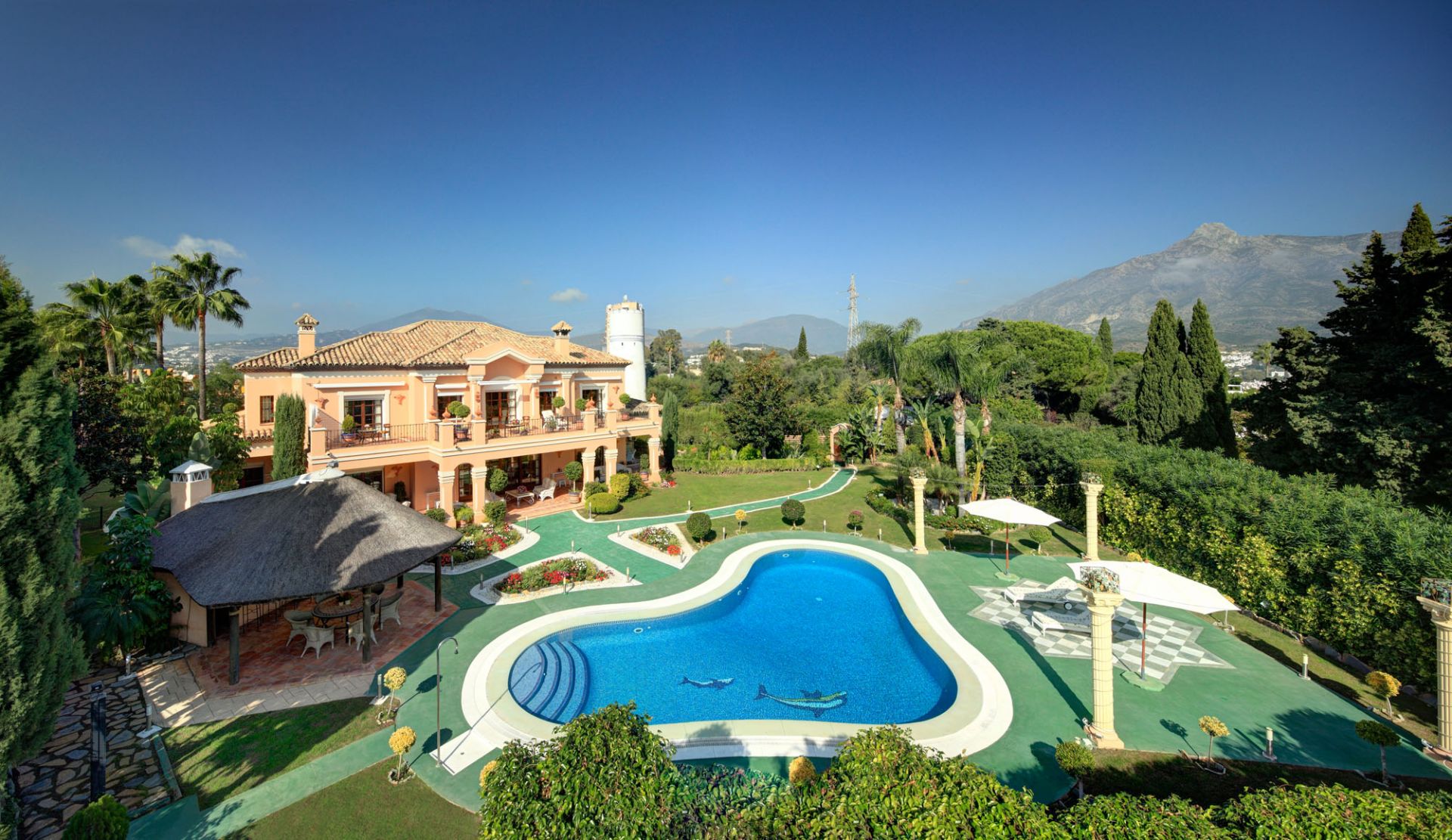 Elegant mansion with sea views walking distance to Puerto Banus