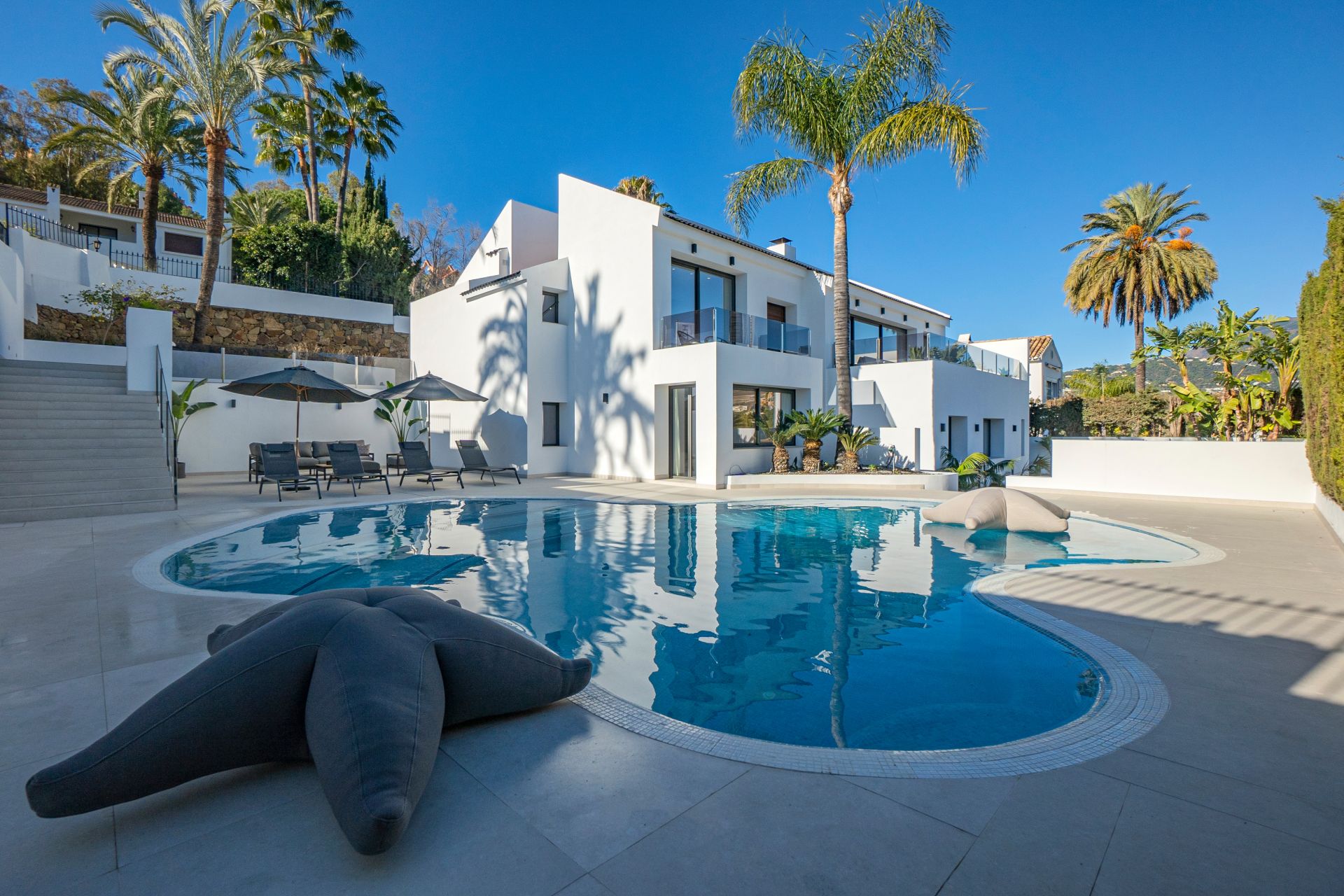 Completely renovated villa with a lot of privacy in Las Brisas with spectacular views to the mountain La Concha