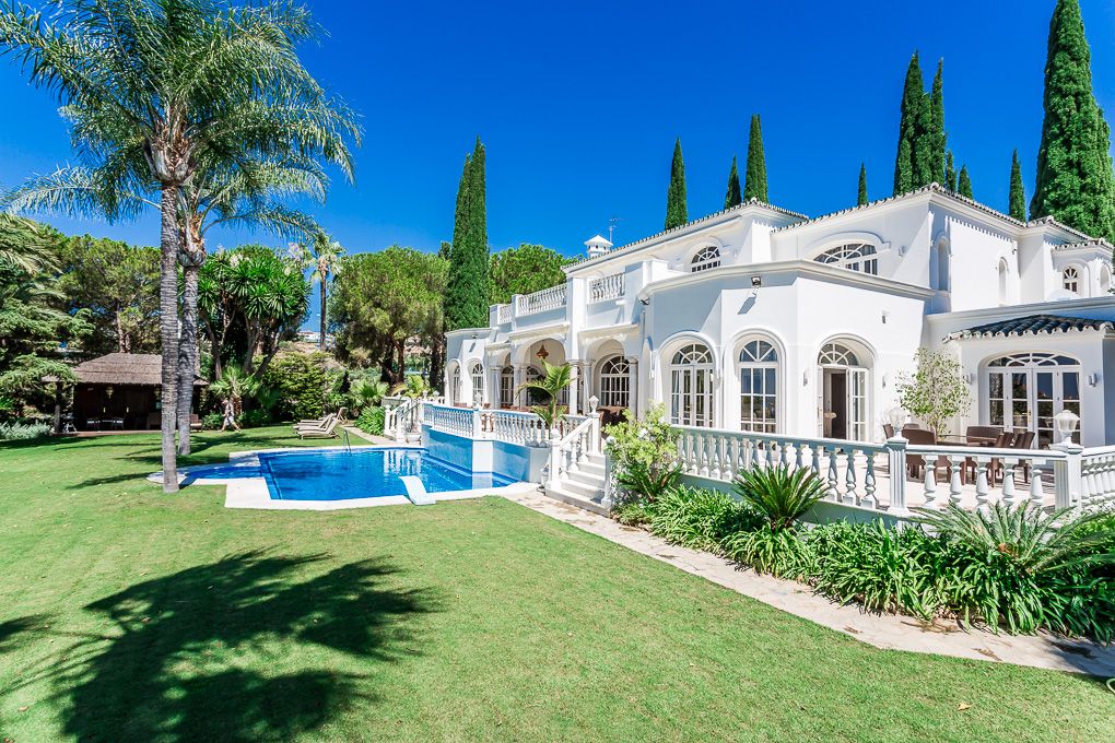 Luxurious Mansion with Tennis Court in El Paraiso Alto