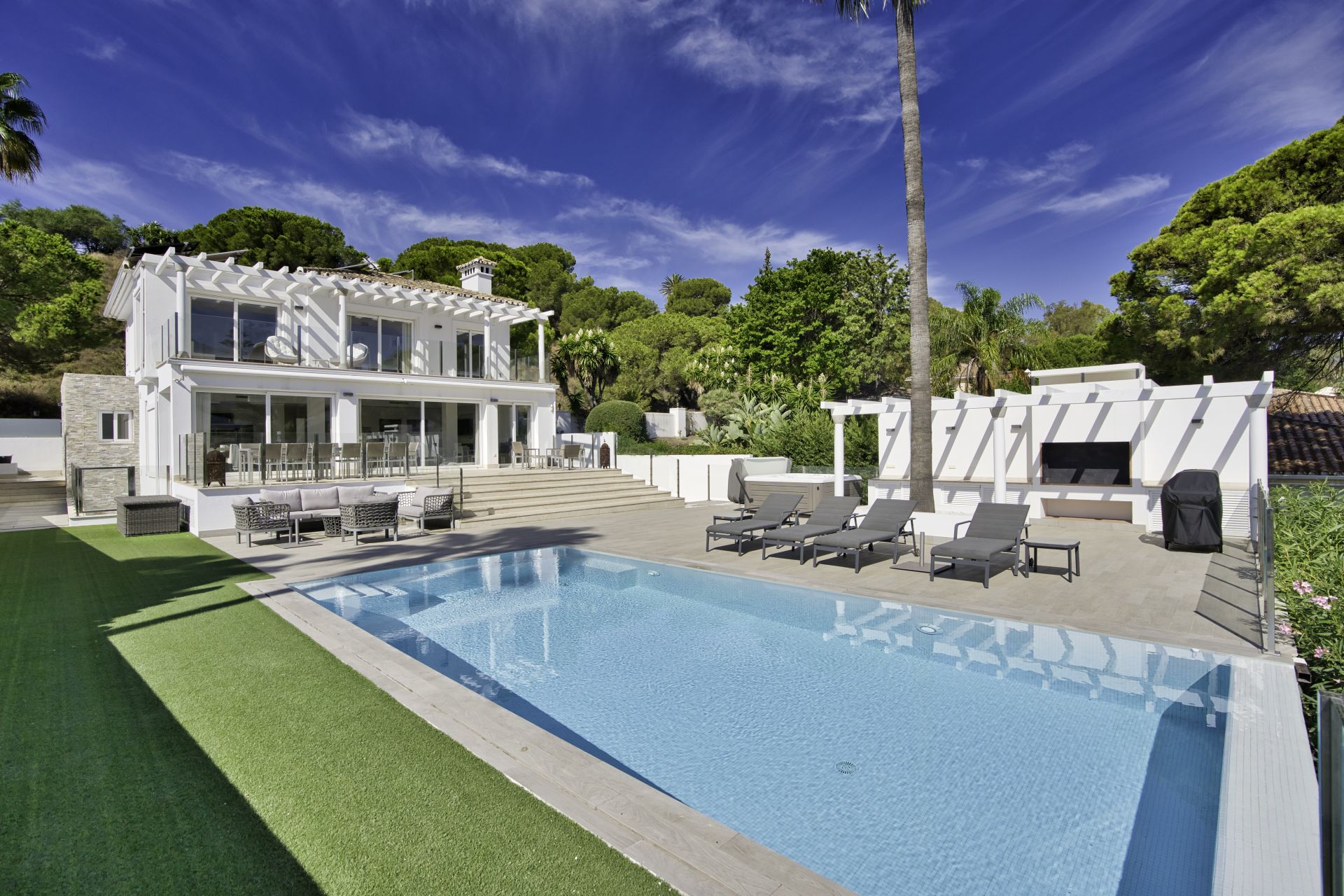 Contemporary villa for short term rental in Nueva Andalucia