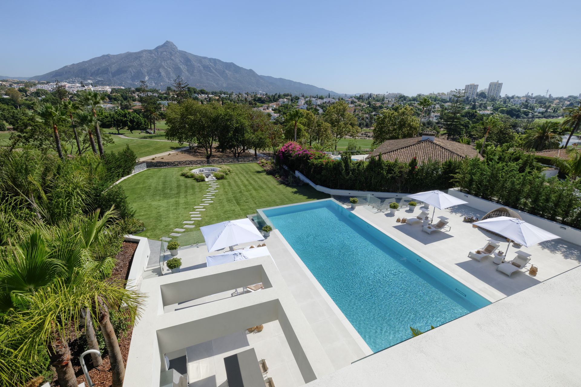 Frontline Las Brisas golf new built villa
