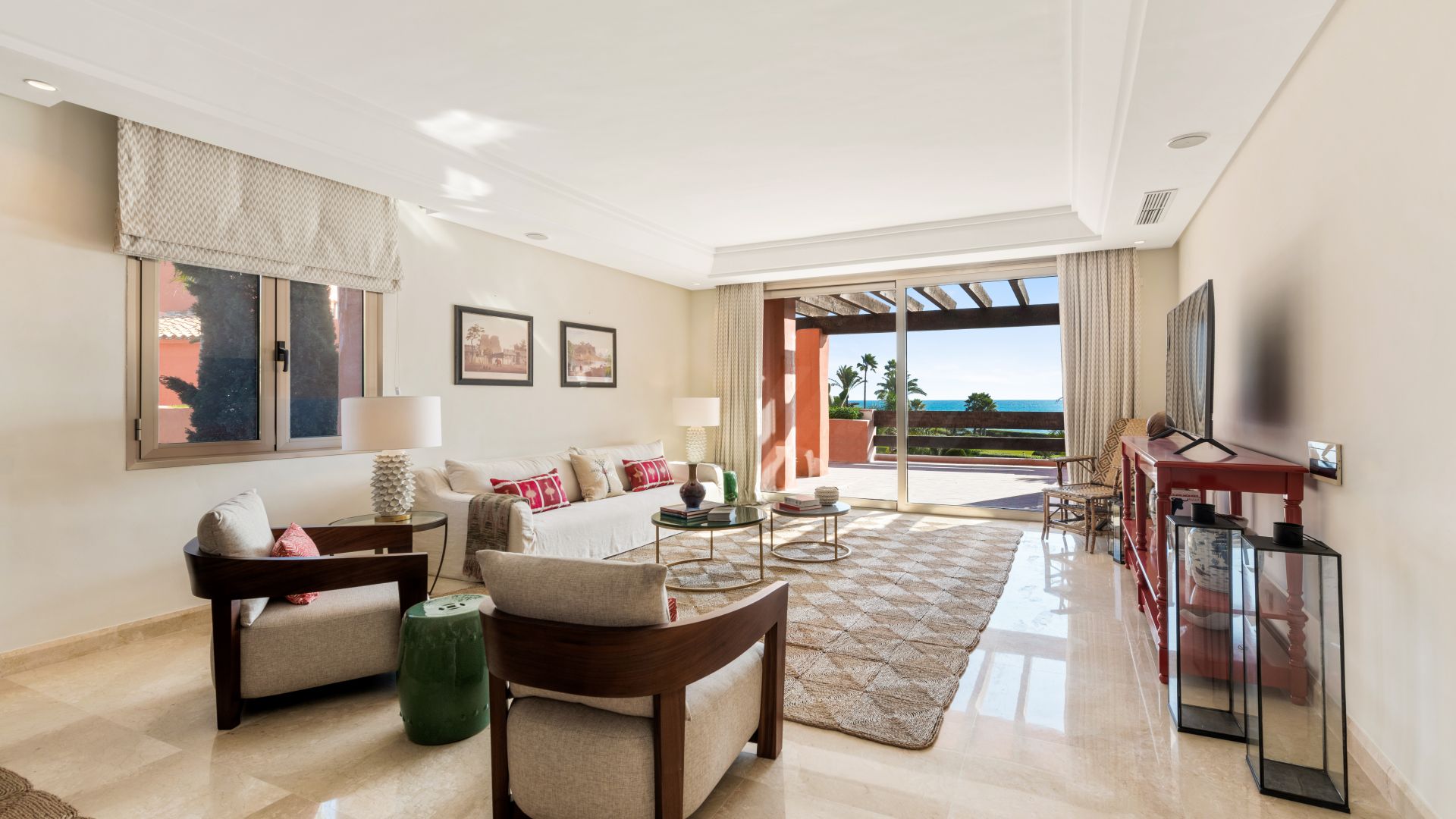 Luxury beachfront apartment for sale in La Morera Playa, Marbella East