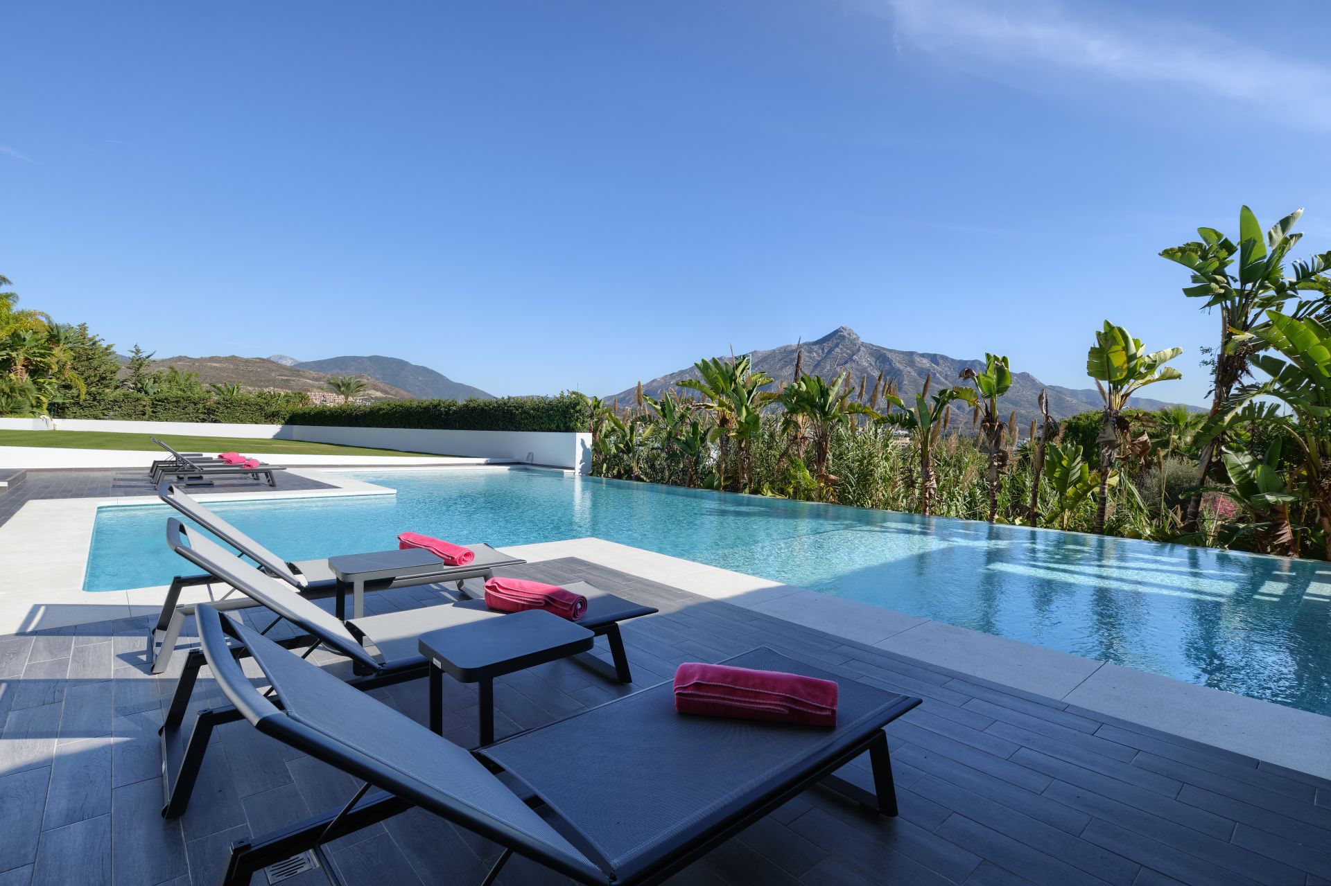 Contemporary villa in Nueva Andalucia