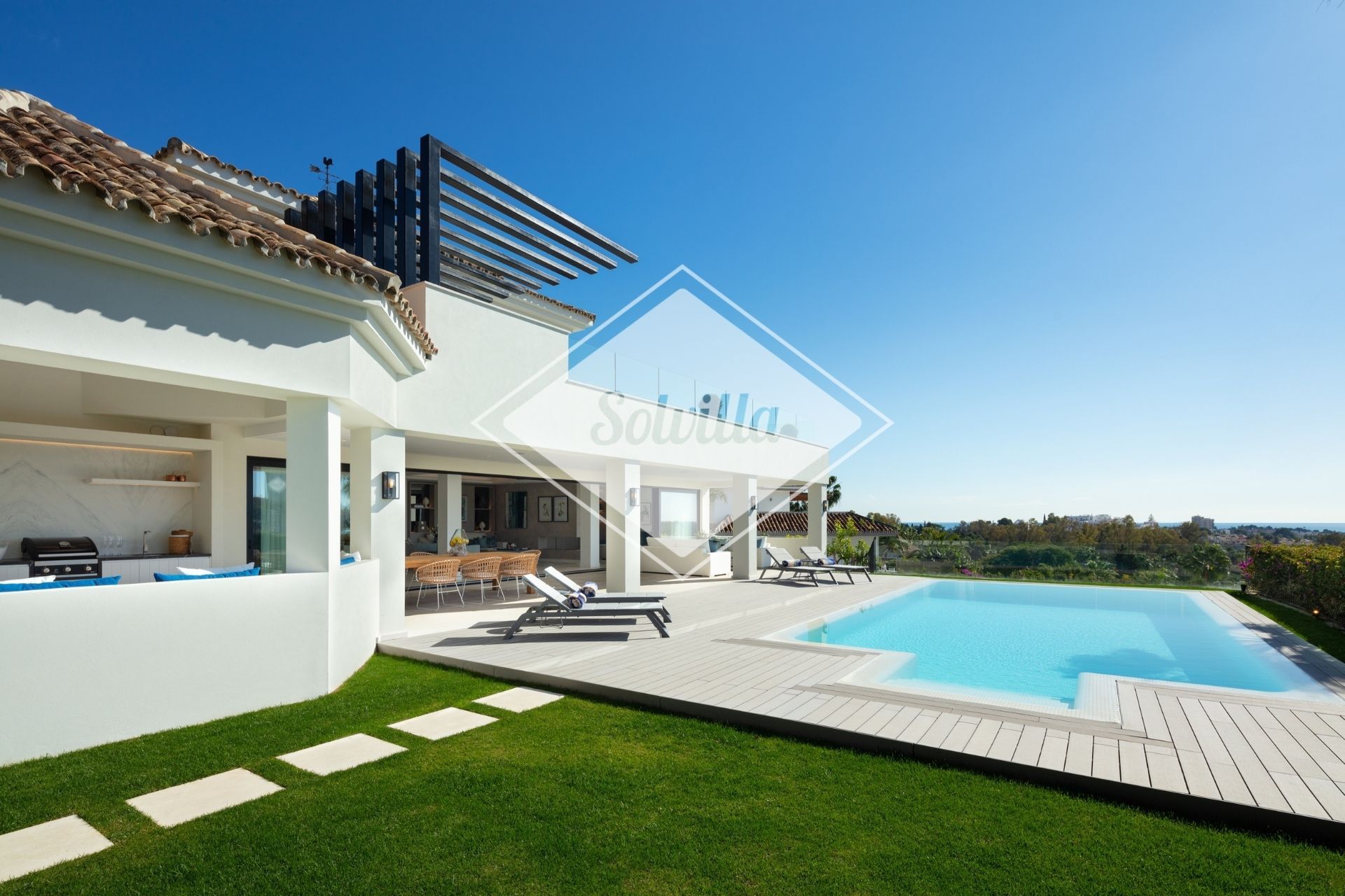 Beautifully renovated villa in Marbella's Golf Valley with sea views.
