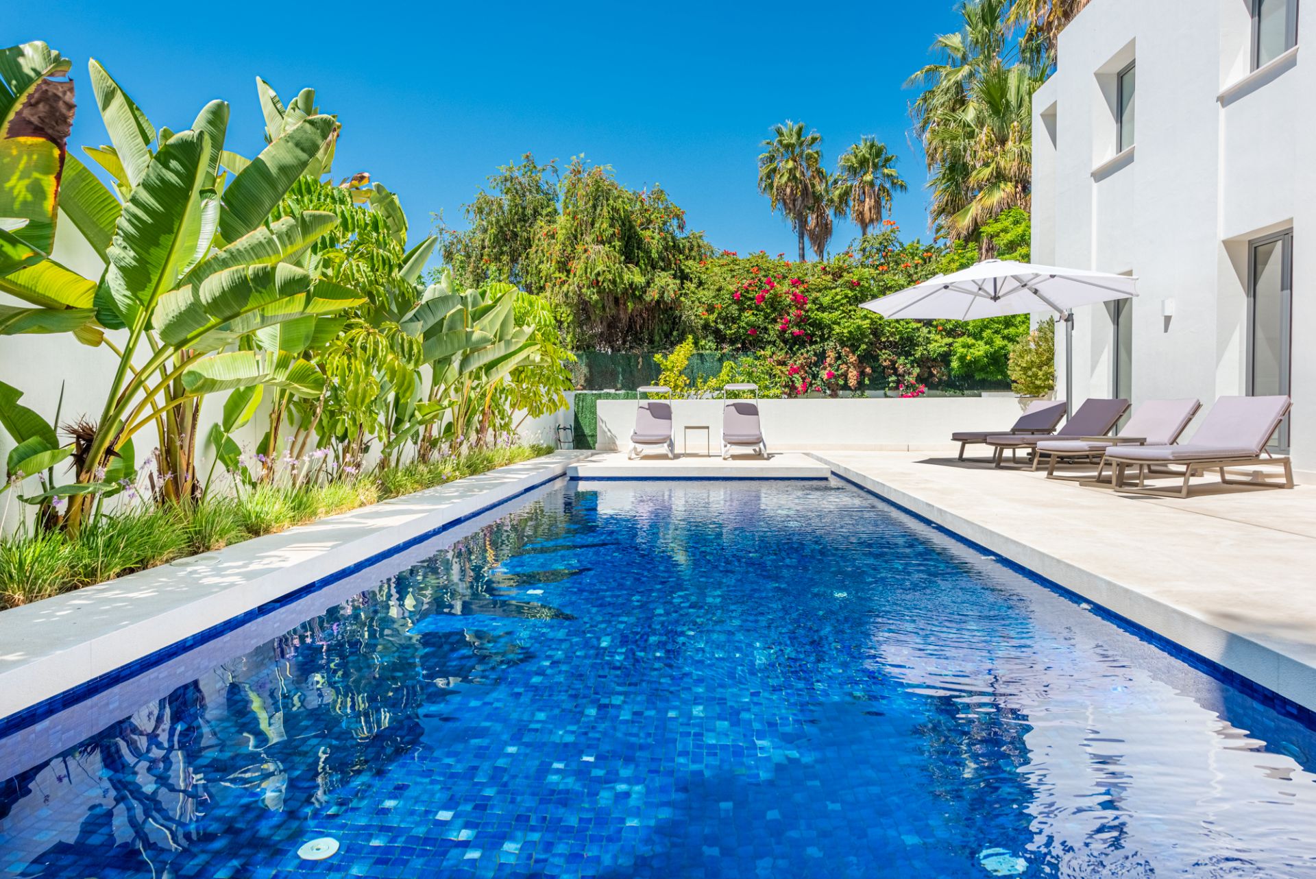 Recently built modern beachside villa in Cortijo Blanco