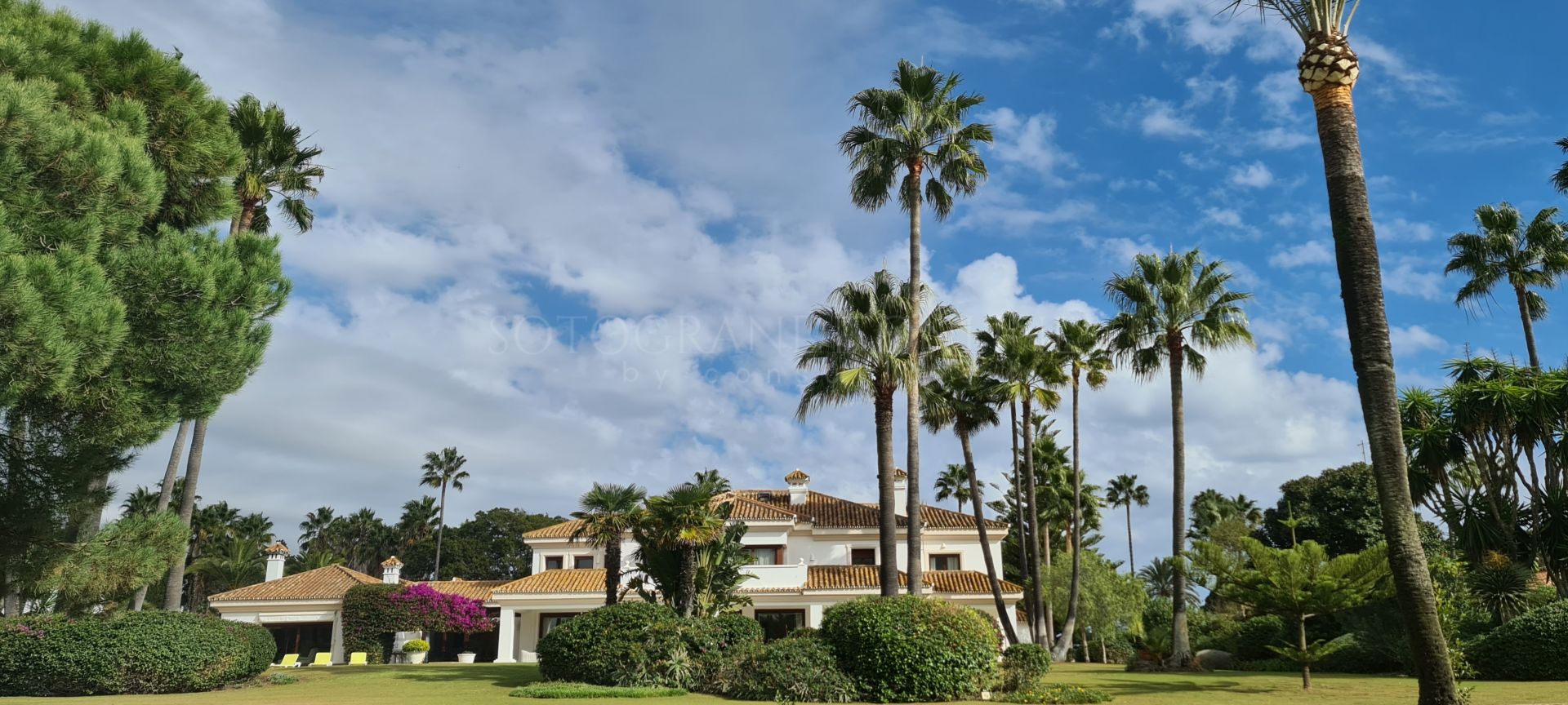 Sotogrande Costa, impresionante villa en zona privilegiada y en primera linea de golf