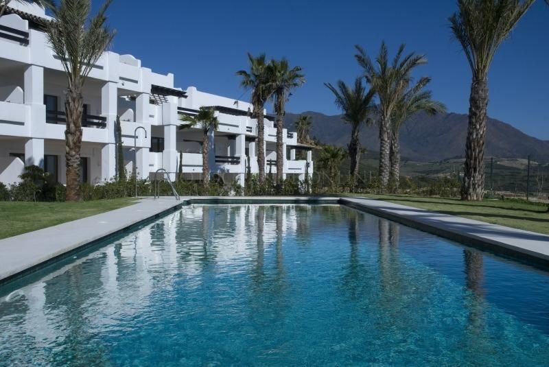 Casares, Costa del Sol, die Anlage hat 60 Wohnungen in 3 Gebäuden, jeder mit eigenem Pool.