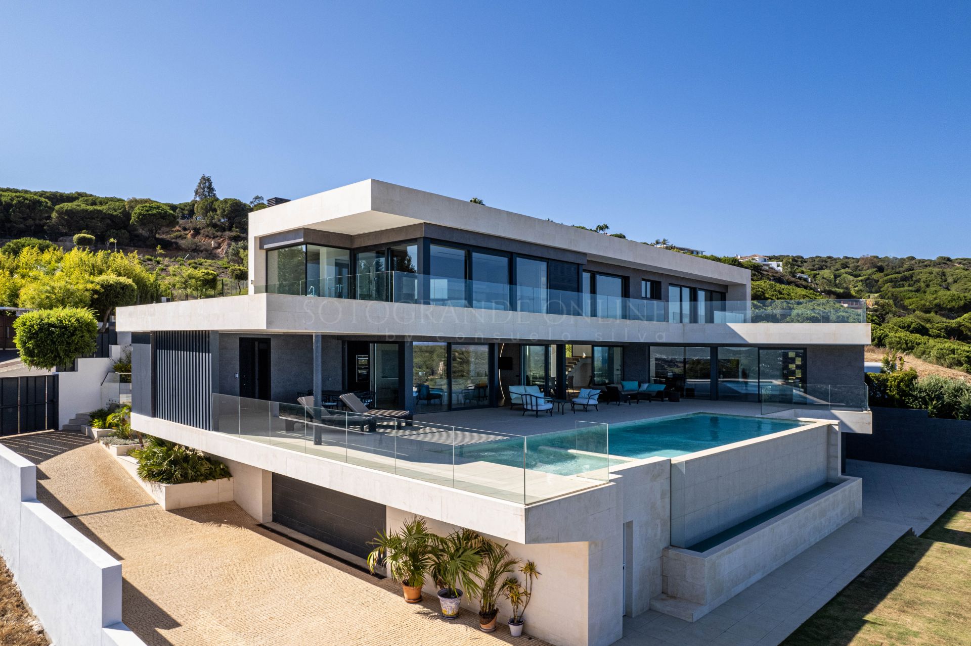 Impresionante villa de lujo de estilo contemporáneo con vistas al mar en la prestigiosa Reserva de Sotogrande.