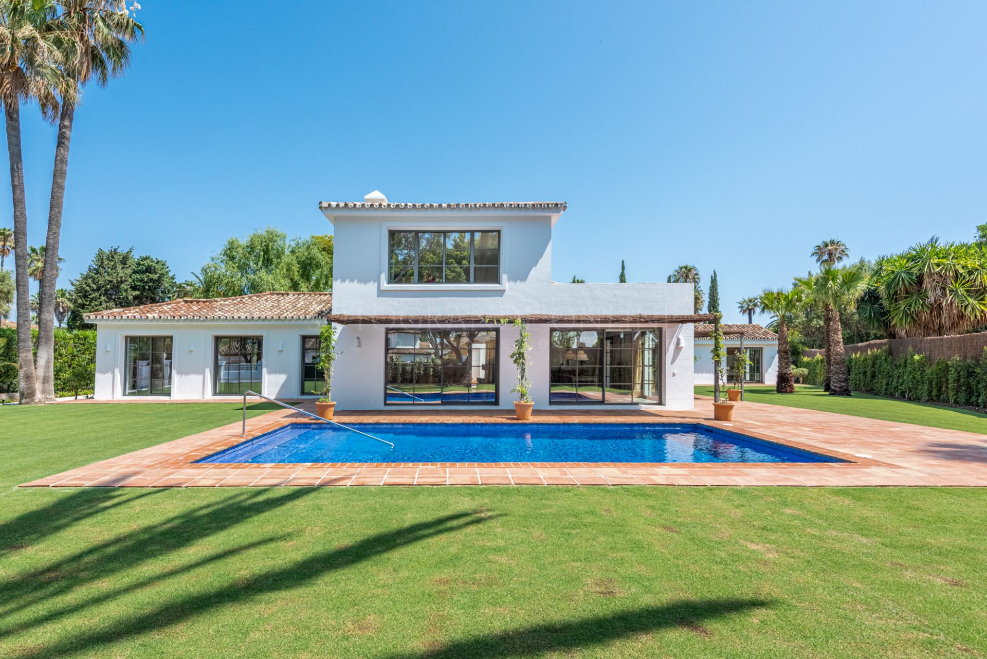 Magnificent fully renovated villa in Reyes y Reinas, one of the most sought-after areas of Sotogrande coast.