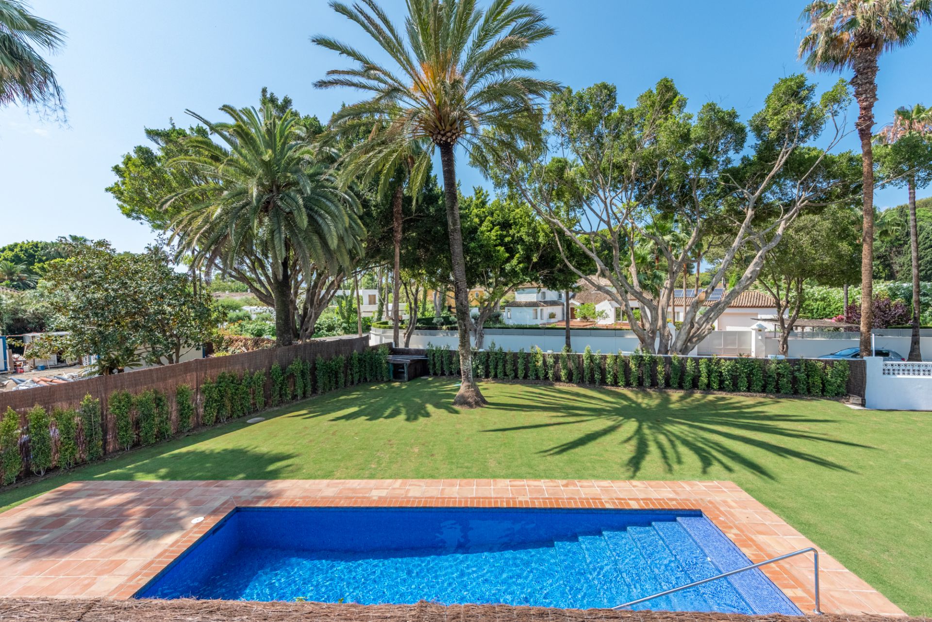 Magnificent fully renovated villa in Reyes y Reinas, one of the most sought-after areas of Sotogrande coast.