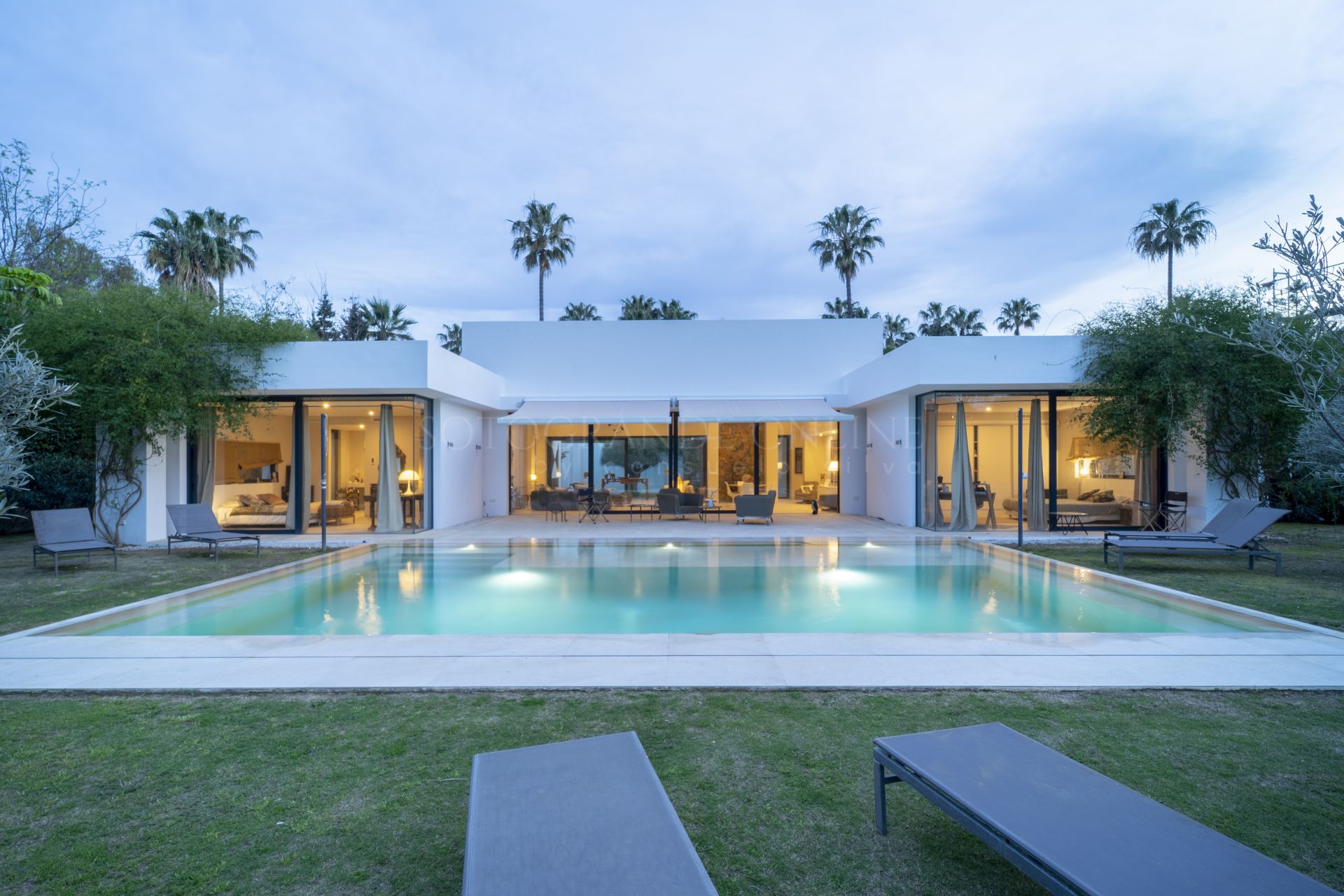 Encantadora casa de estilo contemporáneo en una de las avenidas más cotizadas de Sotogrande