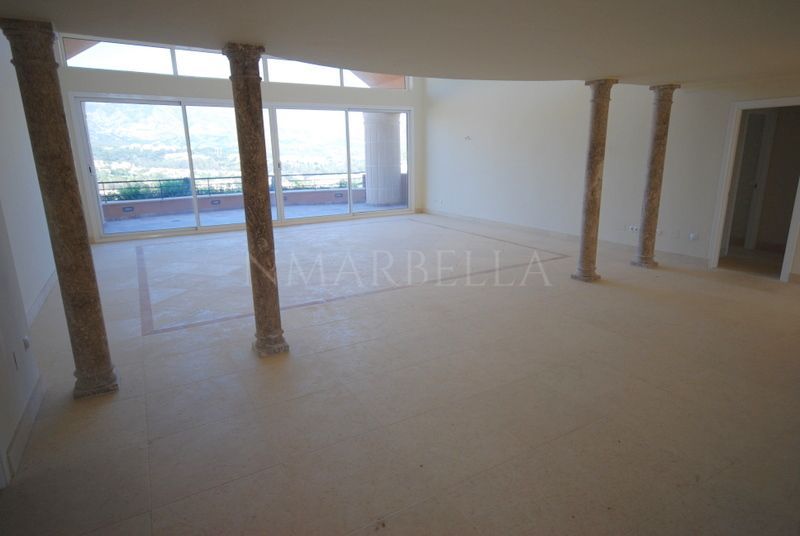 Penthouse for sale in Magna Marbella; Nueva Andalucia, Marbella