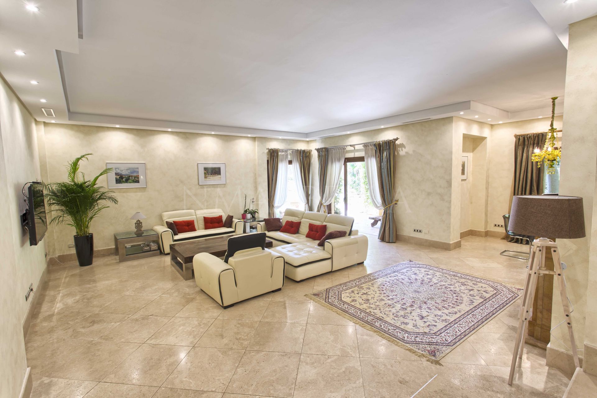 Villa for sale in Las Lomas de Puente Romano, Golden Mile, Marbella