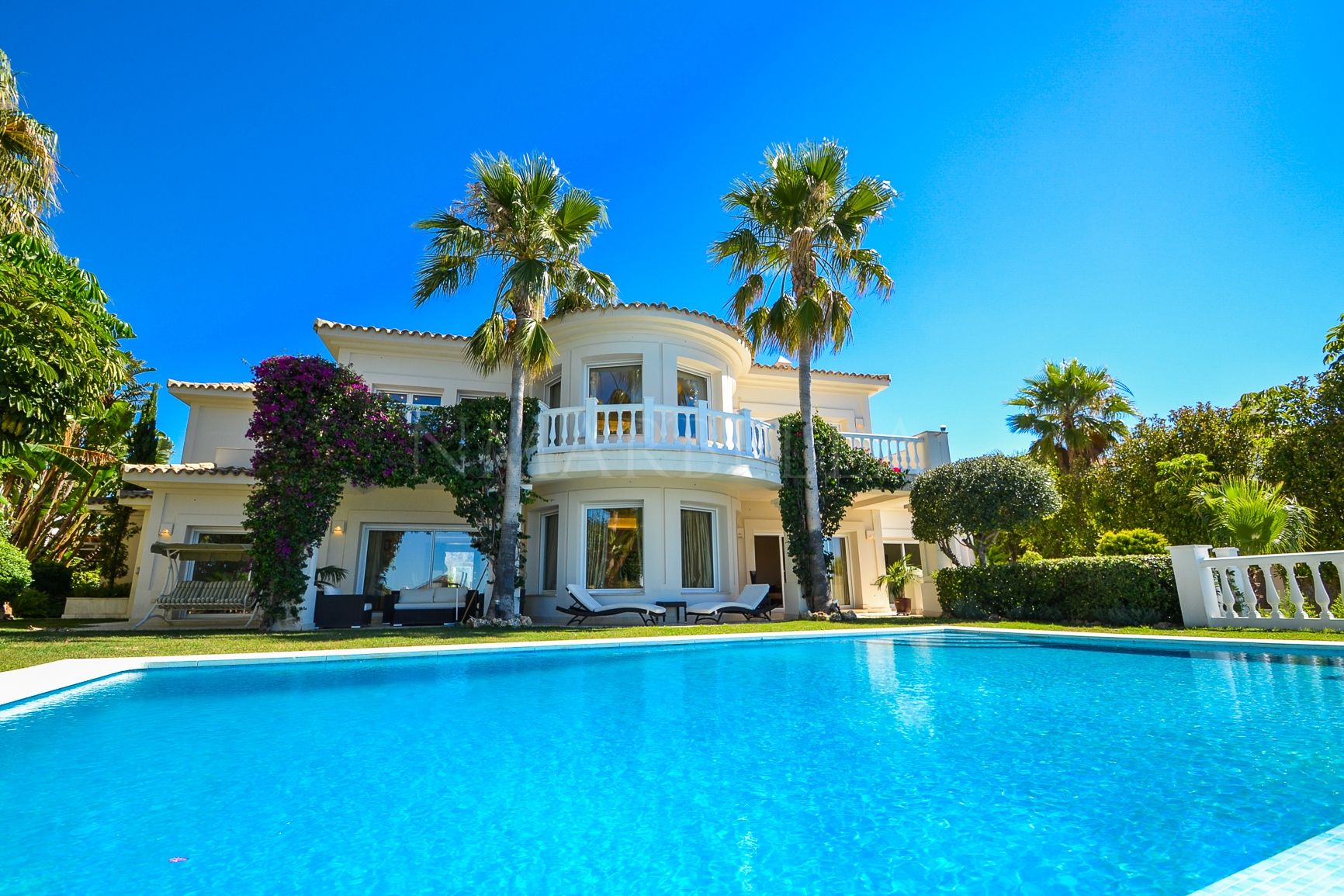 Villa en venta en Altos de los Monteros, Marbella Este