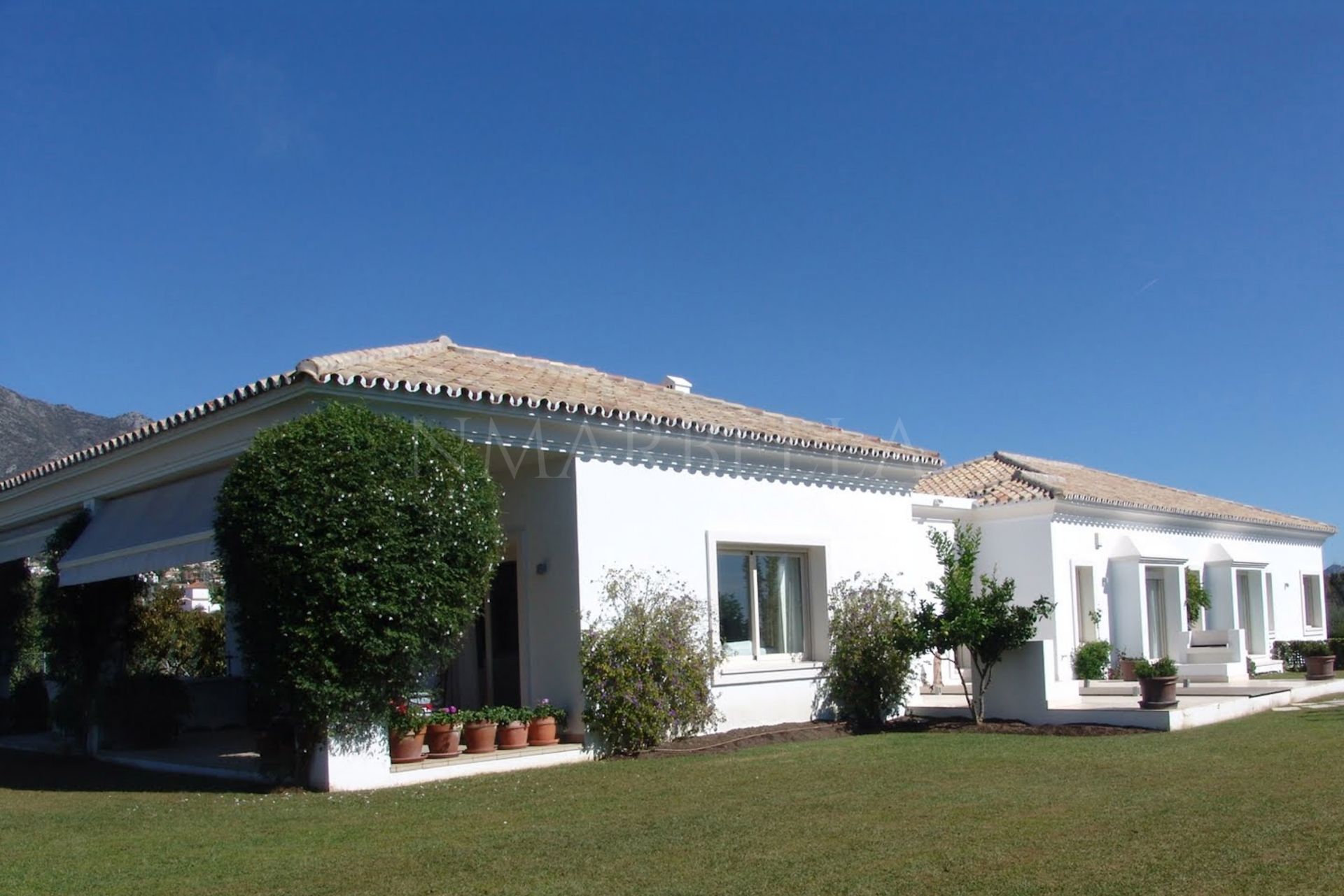 Villa en venta en Altos de Puente Romano, Milla de Oro, Marbella