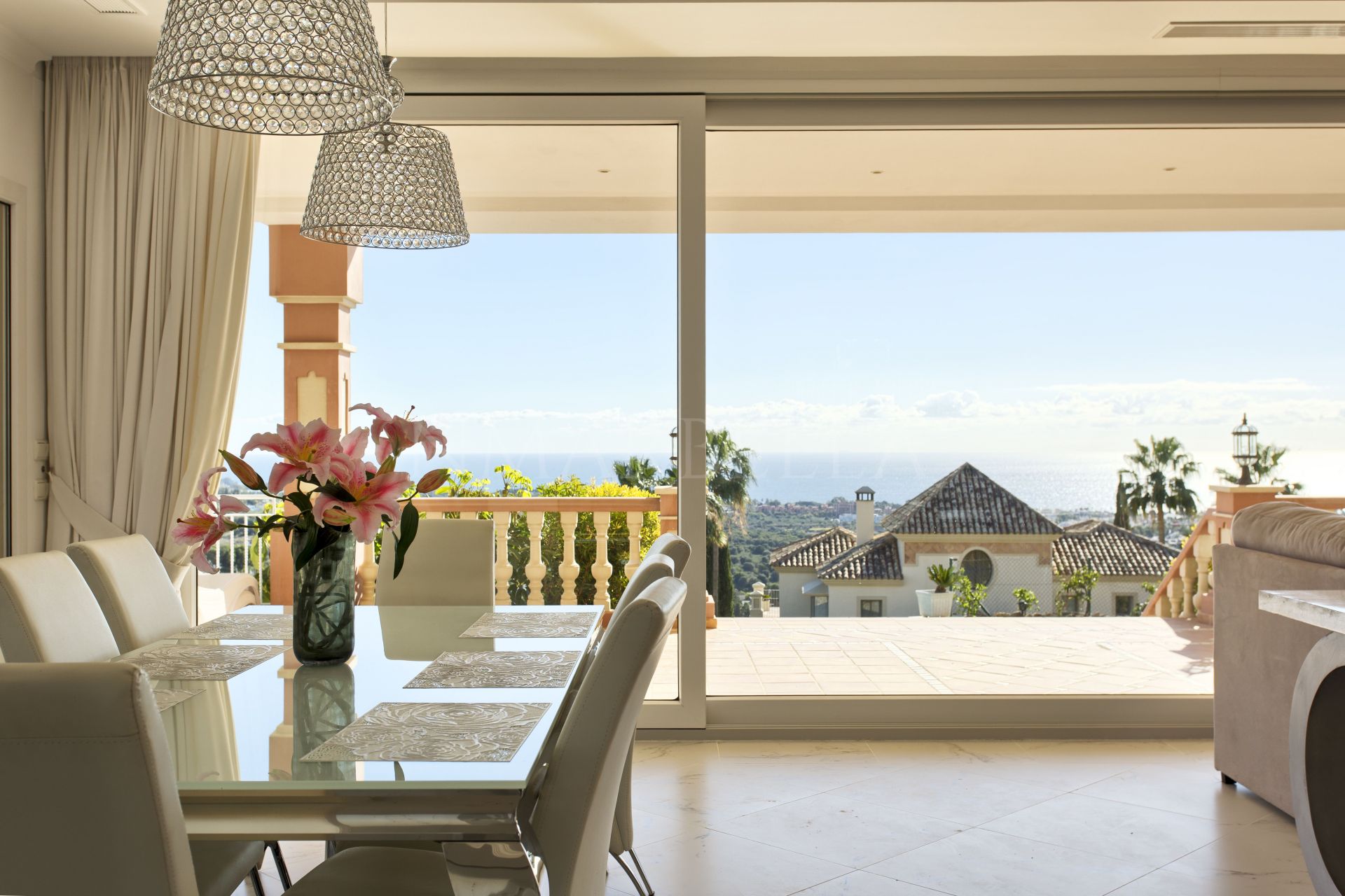 Villa con vistas panorámicas al mar en venta en Los Flamingos, Benahavis