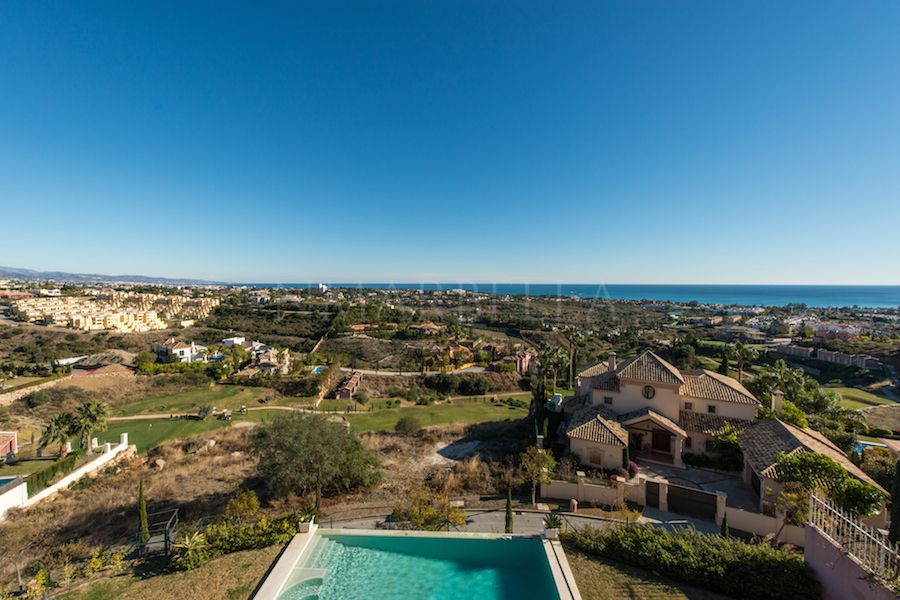 Villa con vistas panorámicas al mar en venta en Los Flamingos, Benahavis