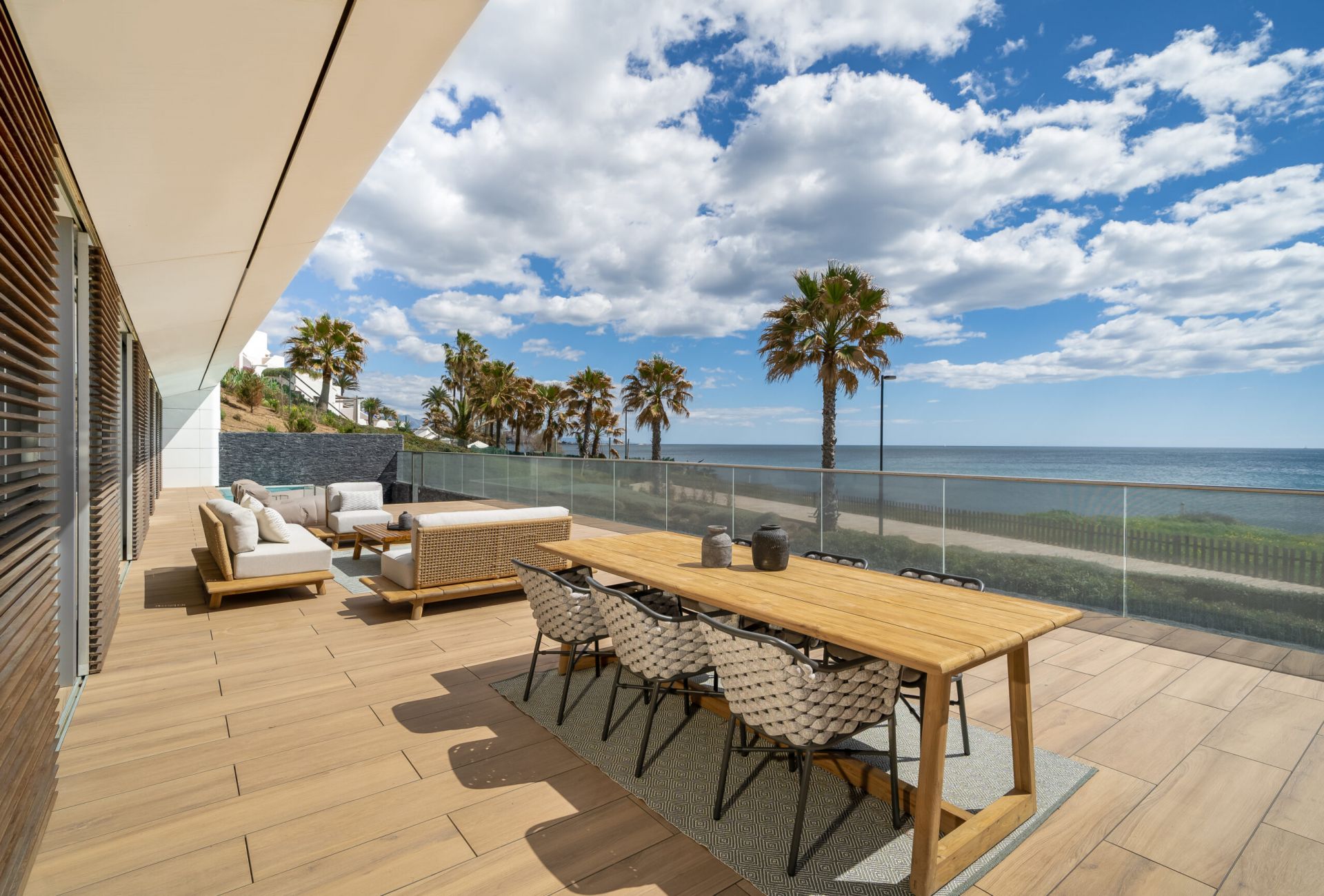 Piso nuevo moderno en venta en primera linea de playa en Estepona