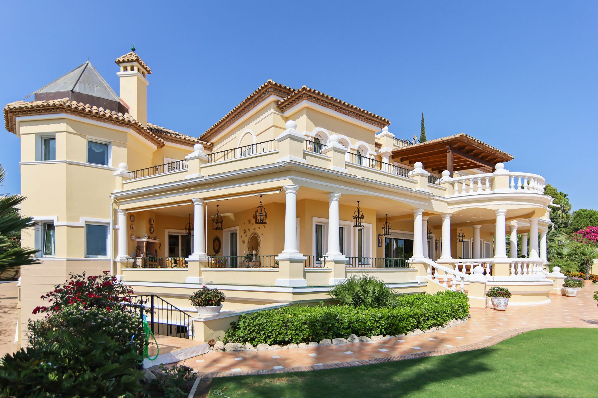 Elegant villa for sale in Paraiso Alto Benahavis